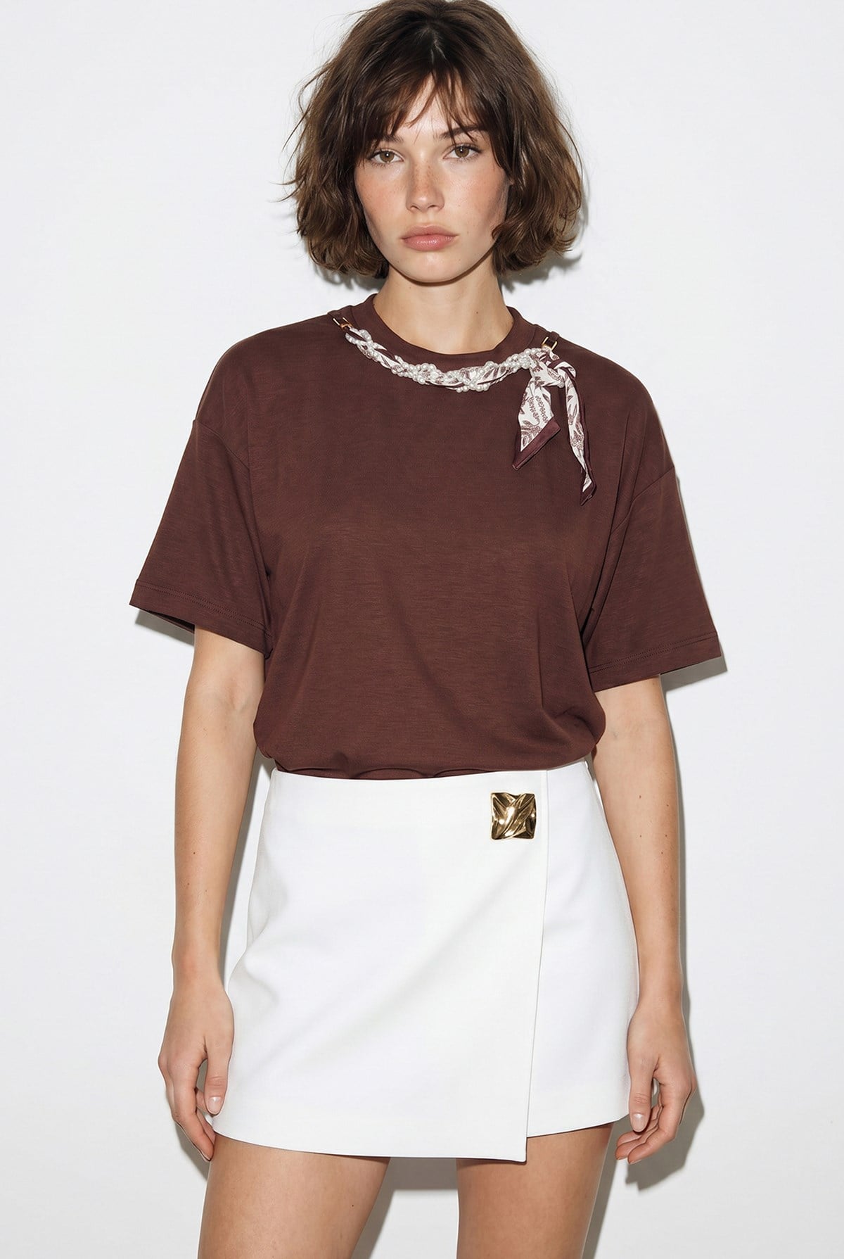 Kadın Fular ve İnci Detaylı Bisiklet Yaka Oversize Basic T-Shirt 360096 60286358 - Acı Kahve T-SHİRT modelleri