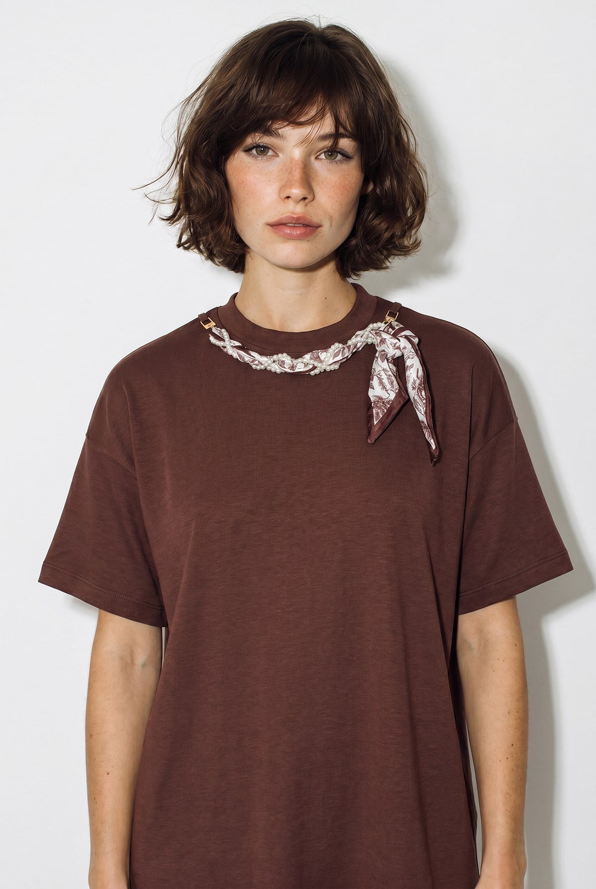 Kadın Fular ve İnci Detaylı Bisiklet Yaka Oversize Basic T-Shirt 360096 60286358 - Acı Kahve T-SHİRT modelleri