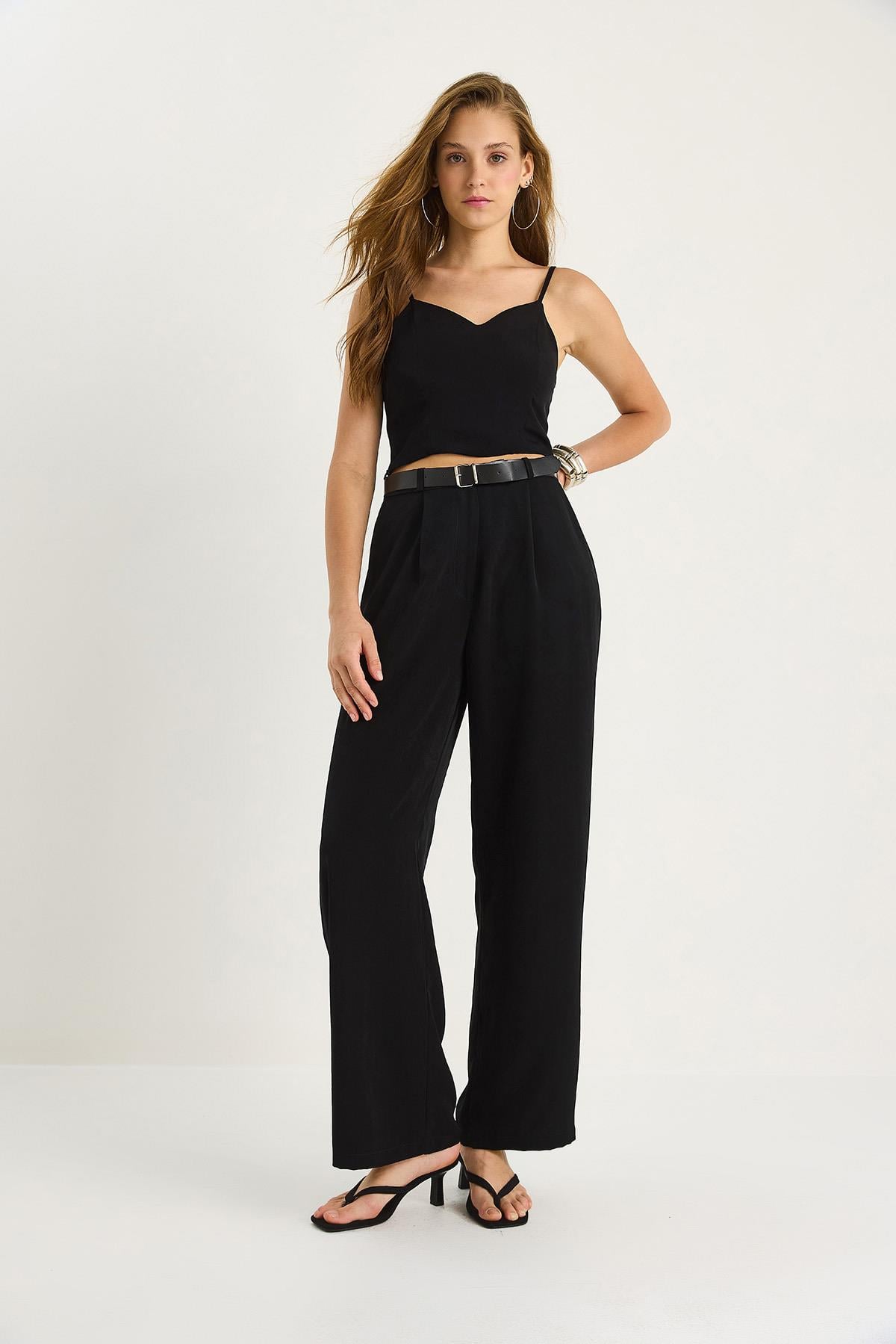 Kadın İnce Askılı Gipe Detaylı Crop Bluz Kemerli Cepli Bol Pantolon Takım 9379 60281104 - Siyah