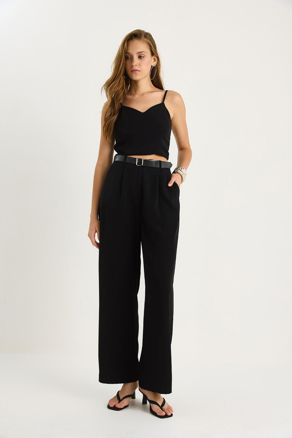 Kadın İnce Askılı Gipe Detaylı Crop Bluz Kemerli Cepli Bol Pantolon Takım 9379 60281104 - Siyah