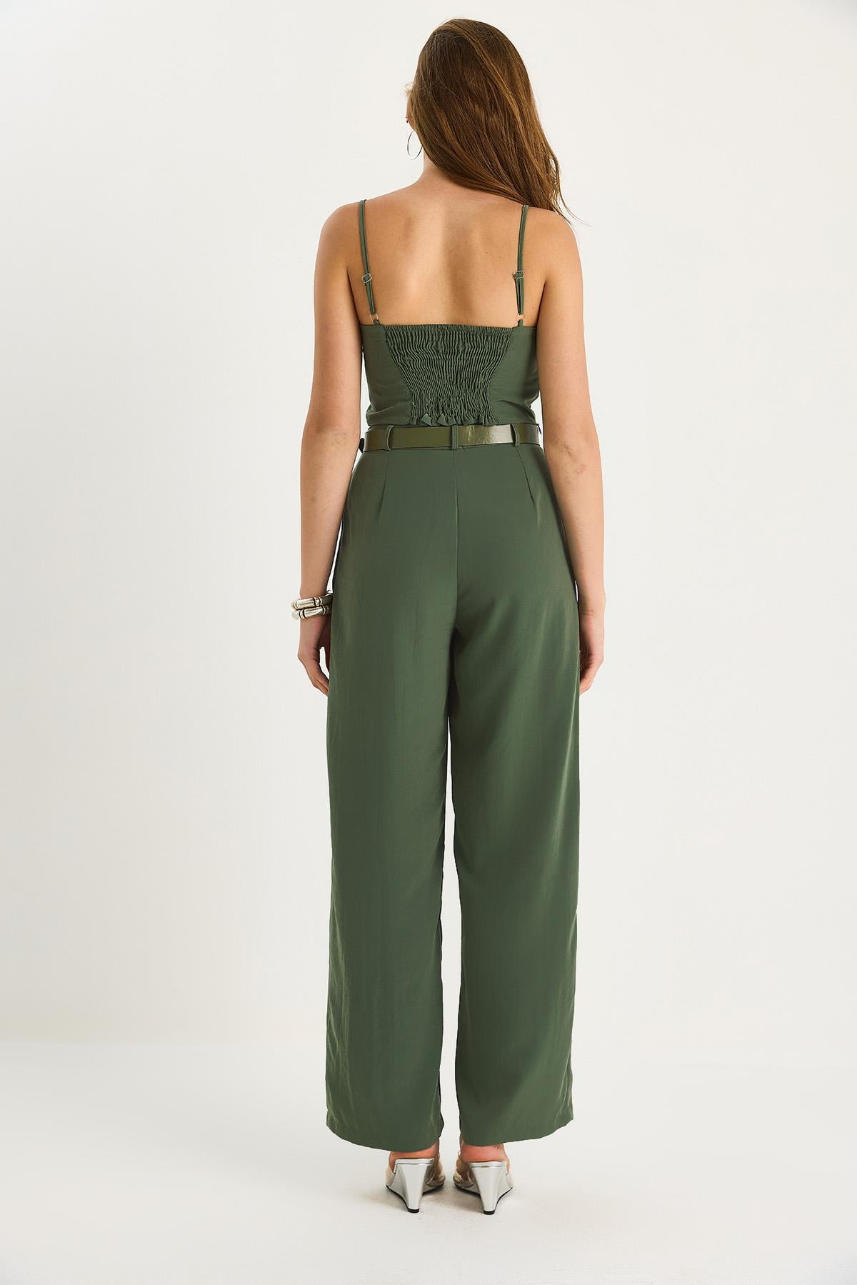 Kadın İnce Askılı Gipe Detaylı Crop Bluz Kemerli Cepli Bol Pantolon Takım 9379 60281104 - Koyu Haki