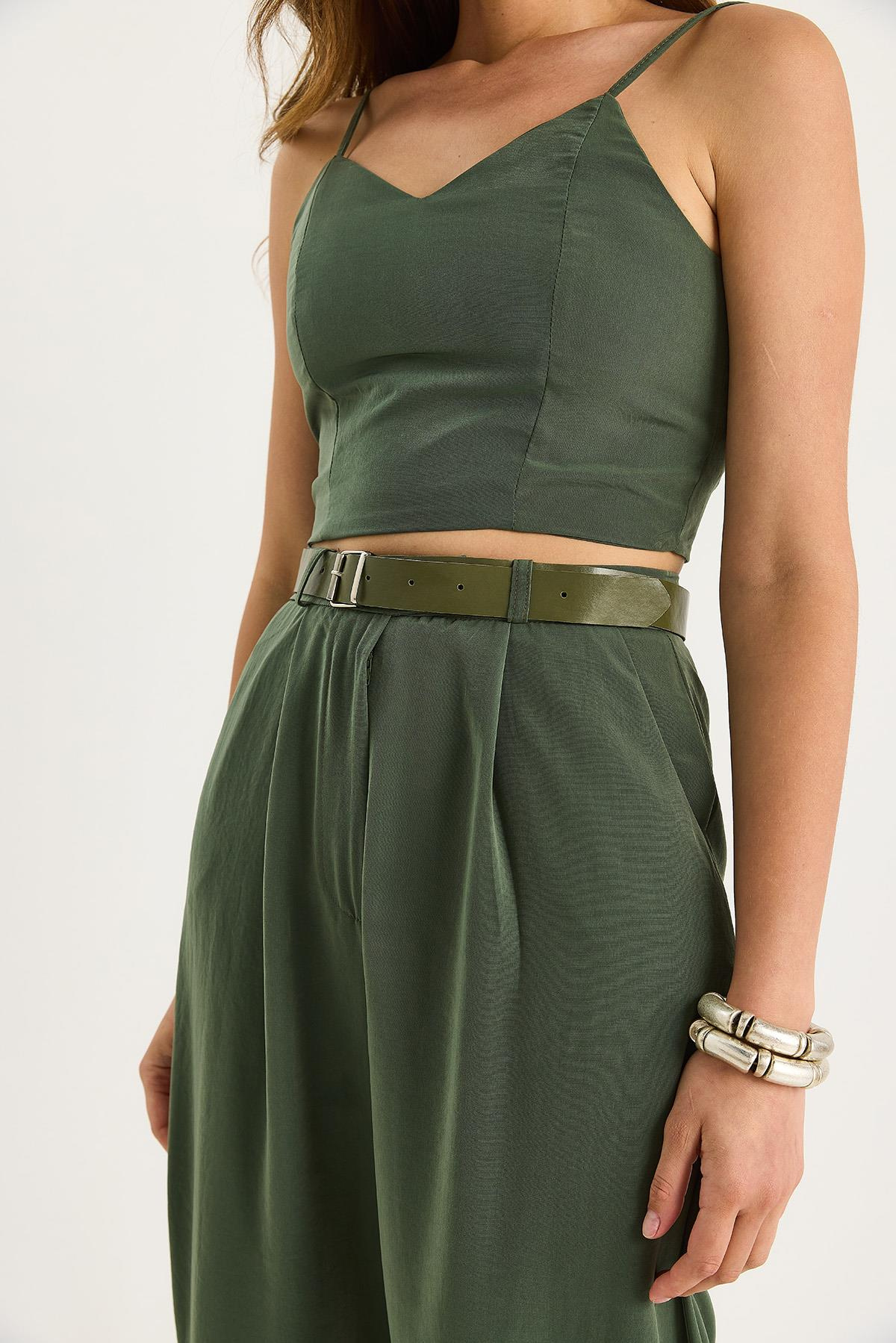 Kadın İnce Askılı Gipe Detaylı Crop Bluz Kemerli Cepli Bol Pantolon Takım 9379 60281104 - Koyu Haki
