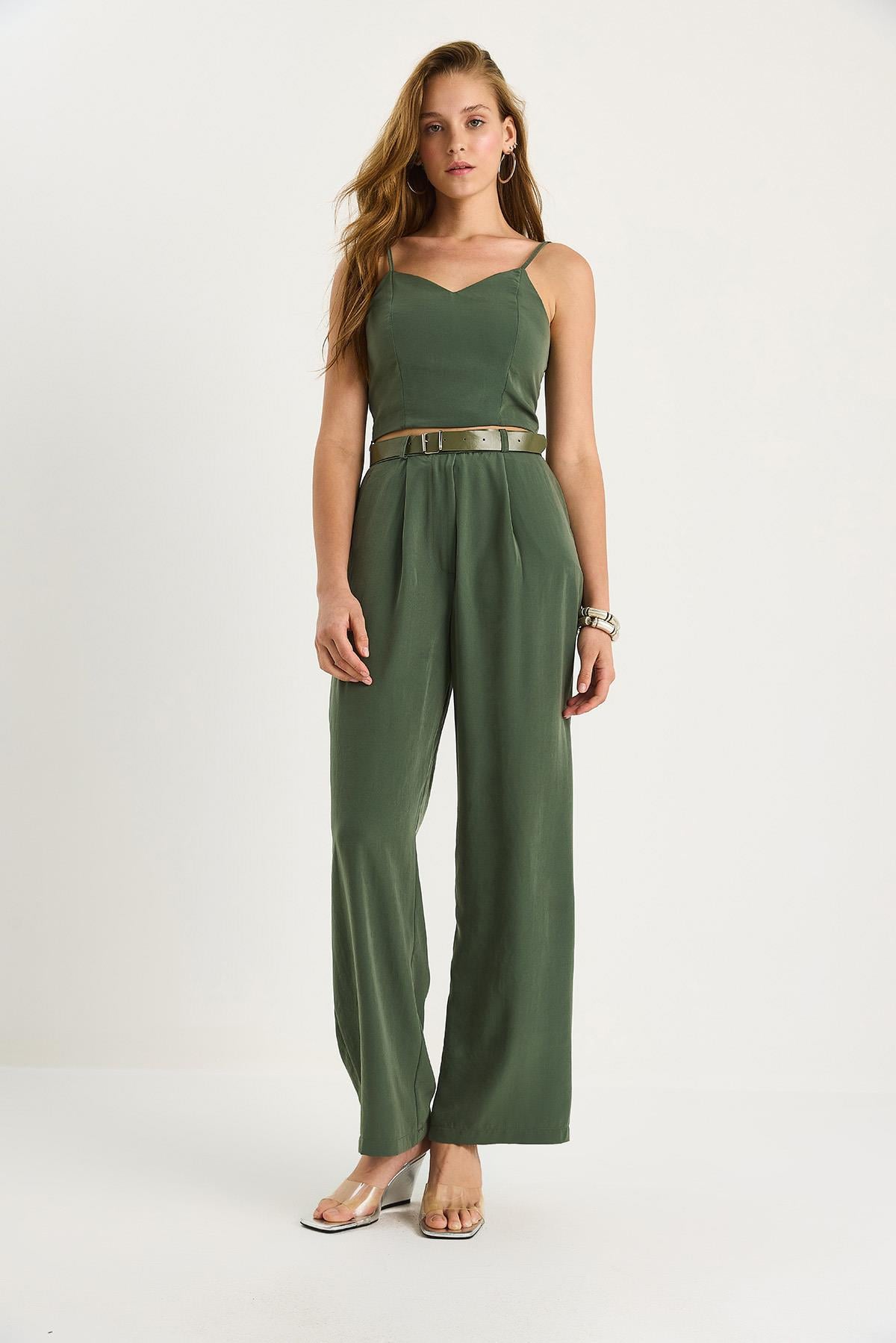 Kadın İnce Askılı Gipe Detaylı Crop Bluz Kemerli Cepli Bol Pantolon Takım 9379 60281104 - Koyu Haki