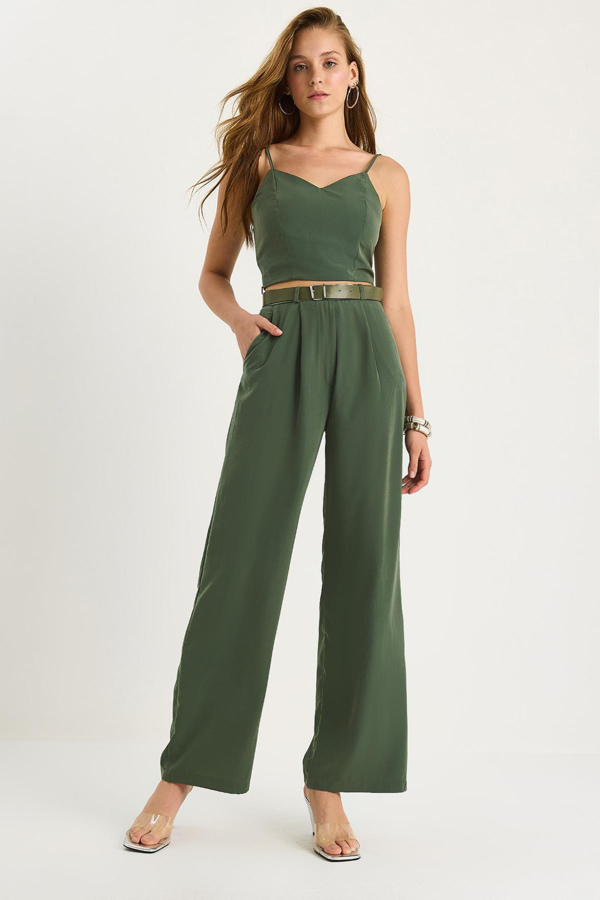 Kadın İnce Askılı Gipe Detaylı Crop Bluz Kemerli Cepli Bol Pantolon Takım 9379 60281104 - Koyu Haki