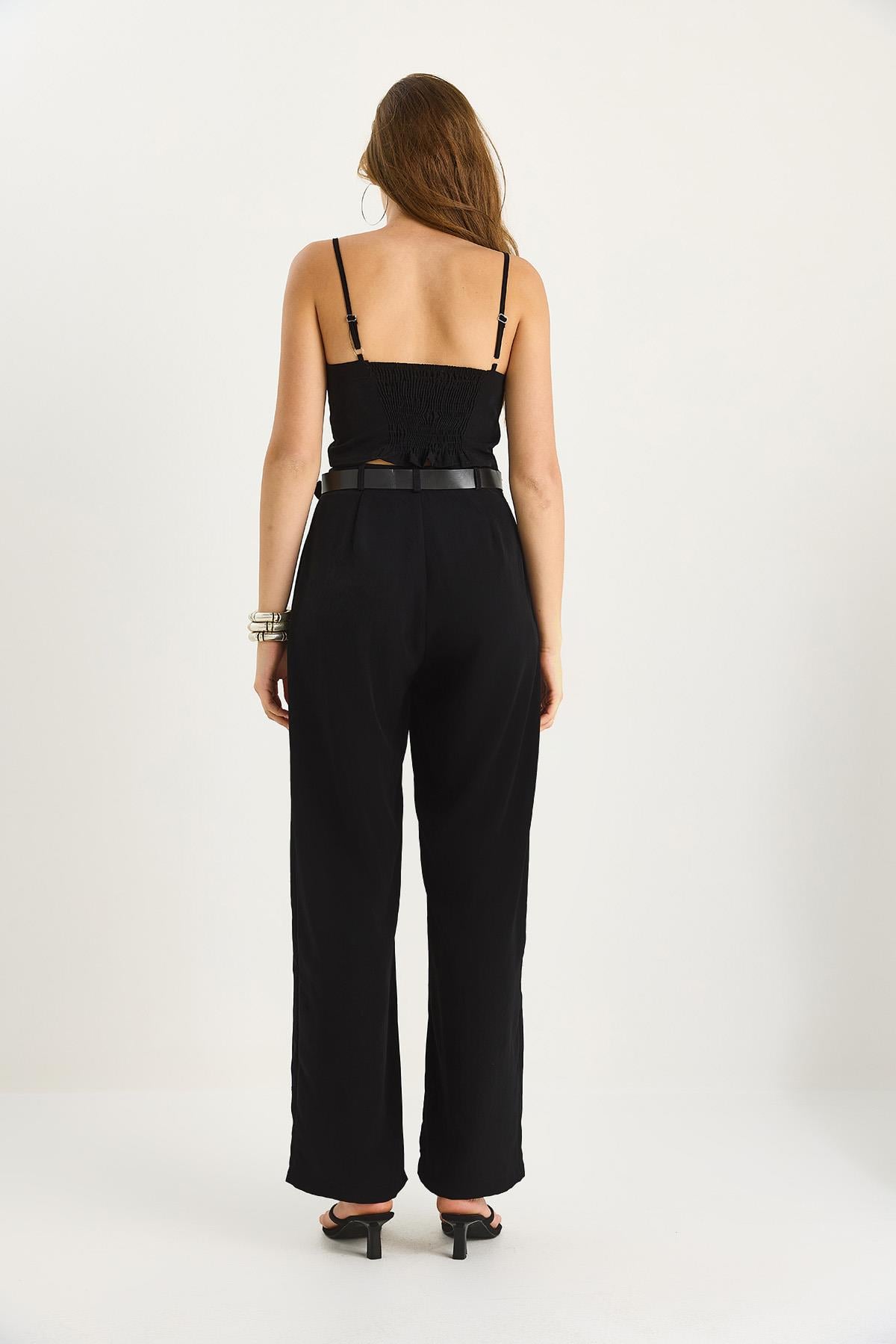 Kadın İnce Askılı Gipe Detaylı Crop Bluz Kemerli Cepli Bol Pantolon Takım 9379 60281104 - Siyah