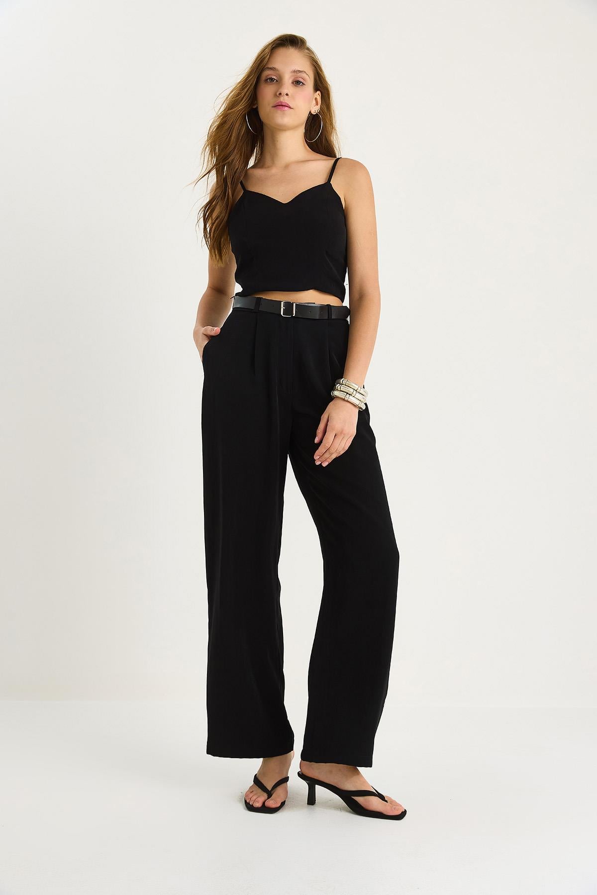 Kadın İnce Askılı Gipe Detaylı Crop Bluz Kemerli Cepli Bol Pantolon Takım 9379 60281104 - Siyah