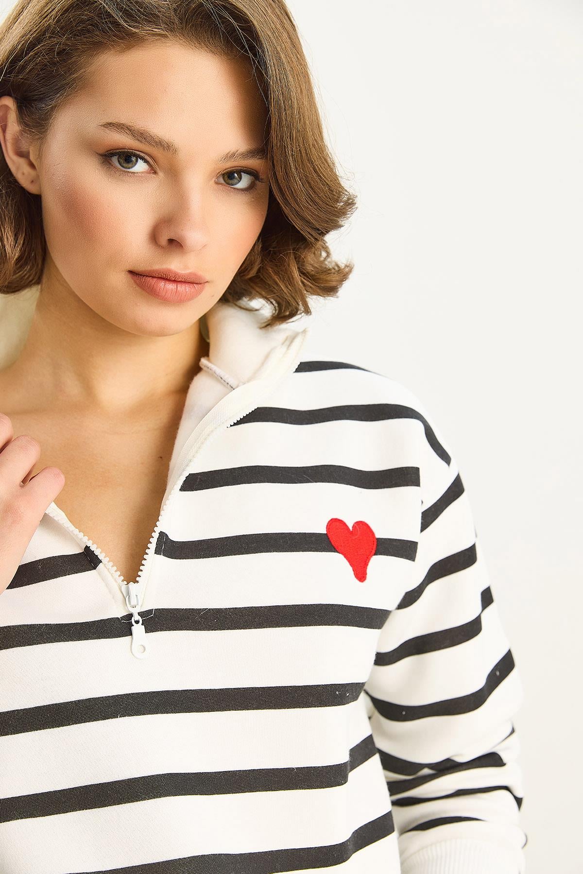 Kadın Kalp Nakışlı Dik Yaka Yarım Fermuarlı Çizgili Sweatshirt 6089 60283714 - Beyaz-Siyah SWEATSHİRT modelleri