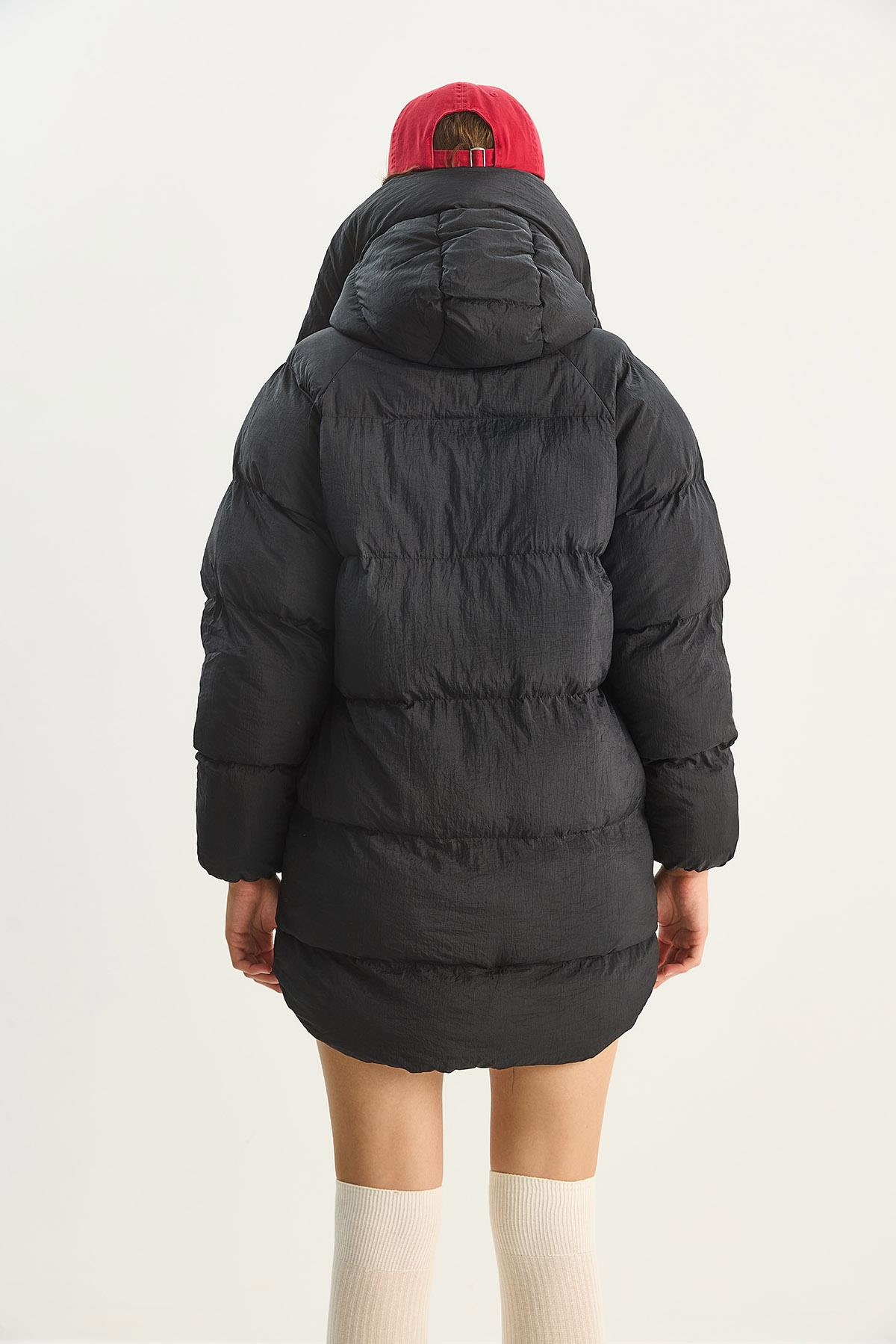 Kadın Kapüşonlu Cep Detaylı Astarlı Oversize Krinkıl Şişme Mont 60283684 - Siyah DIŞ GİYİM modelleri