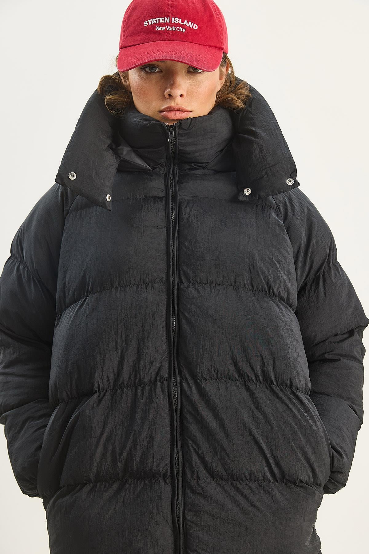 Kadın Kapüşonlu Cep Detaylı Astarlı Oversize Krinkıl Şişme Mont 60283684 - Siyah DIŞ GİYİM modelleri