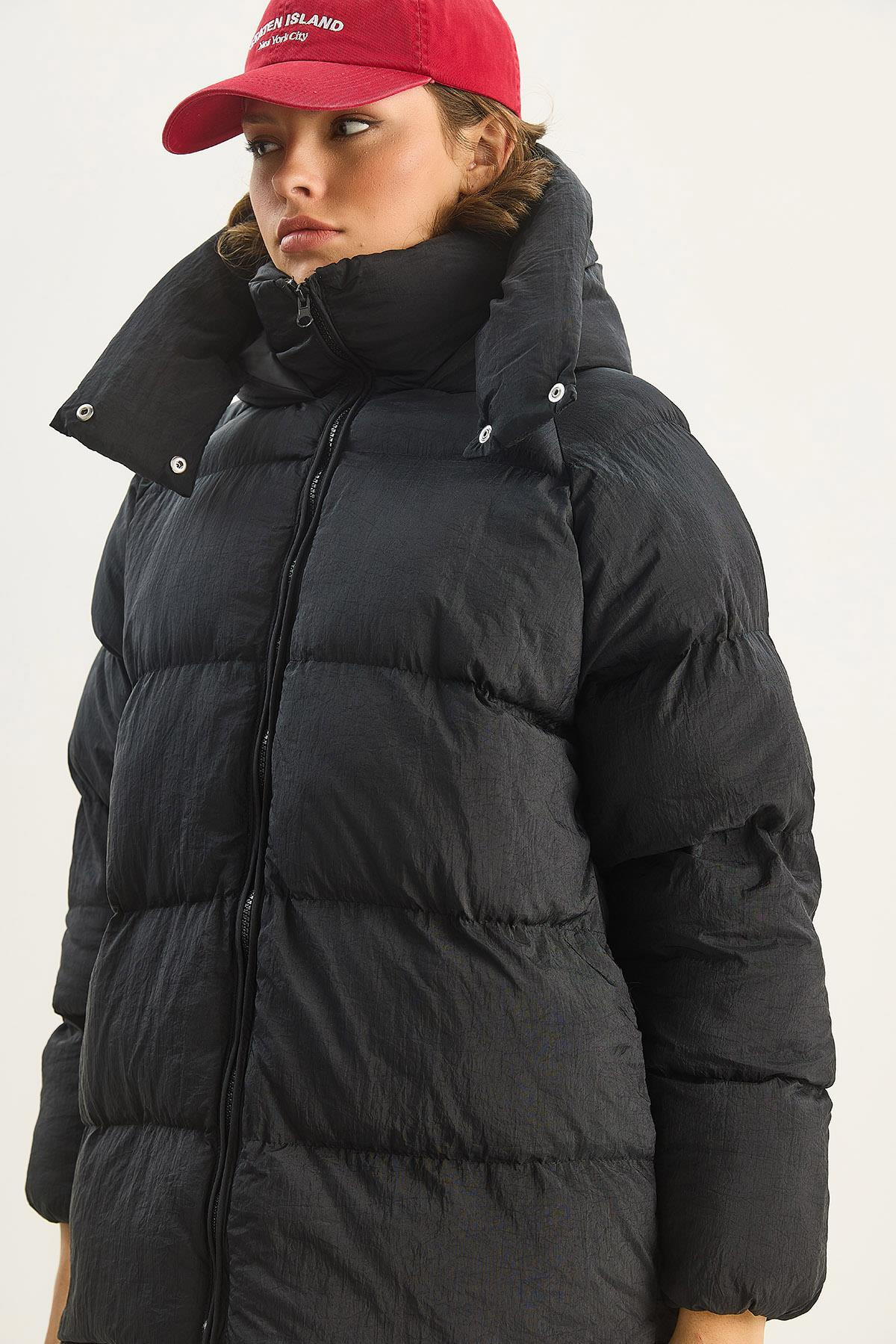 Kadın Kapüşonlu Cep Detaylı Astarlı Oversize Krinkıl Şişme Mont 60283684 - Siyah DIŞ GİYİM modelleri