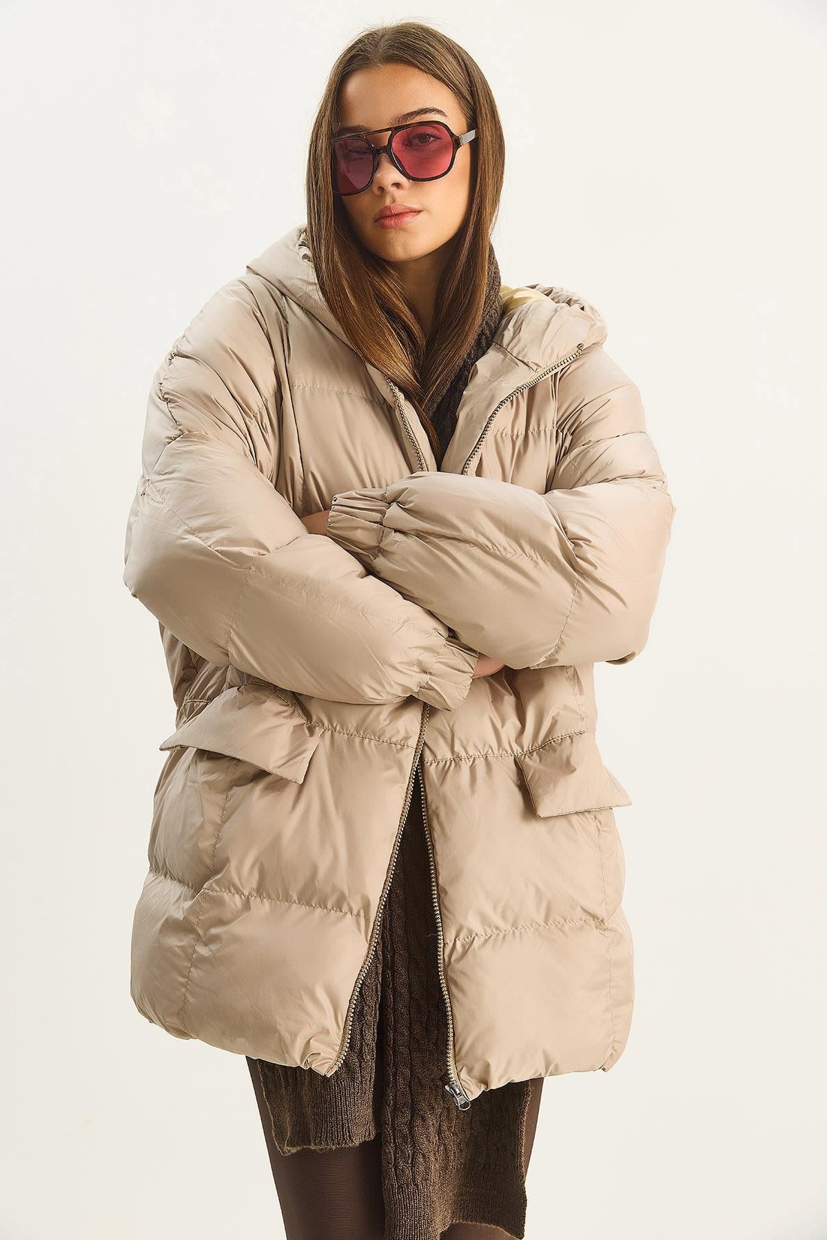 Kadın Kapüşonlu Oversize Yarasa Kol Şişme Mont 60283686 - Bej DIŞ GİYİM modelleri