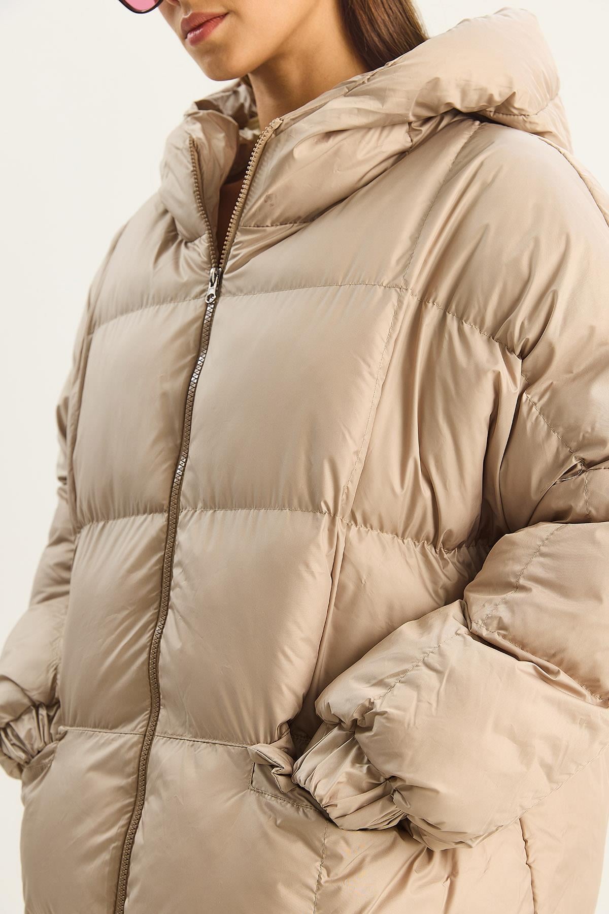 Kadın Kapüşonlu Oversize Yarasa Kol Şişme Mont 60283686 - Bej DIŞ GİYİM modelleri