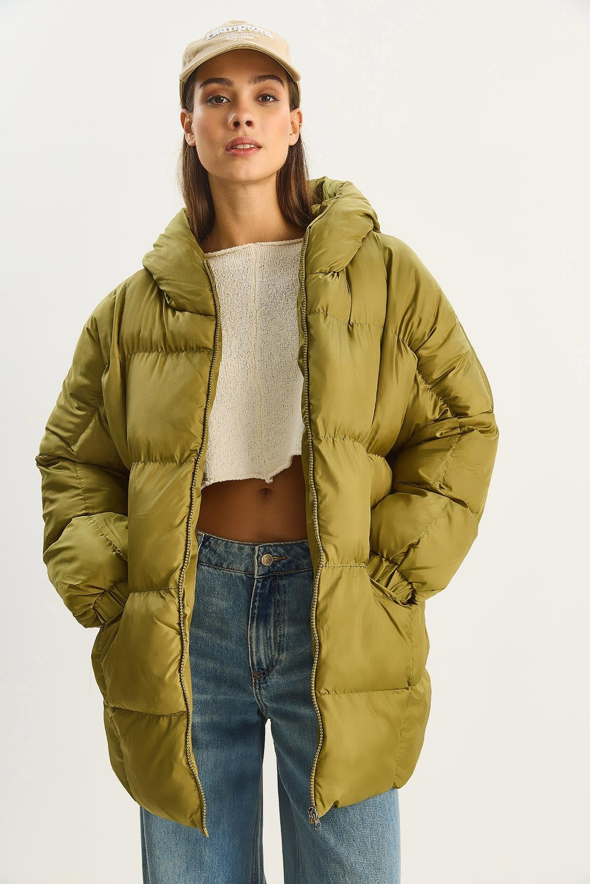 Kadın Kapüşonlu Oversize Yarasa Kol Şişme Mont 60283686 - Yeşil DIŞ GİYİM modelleri