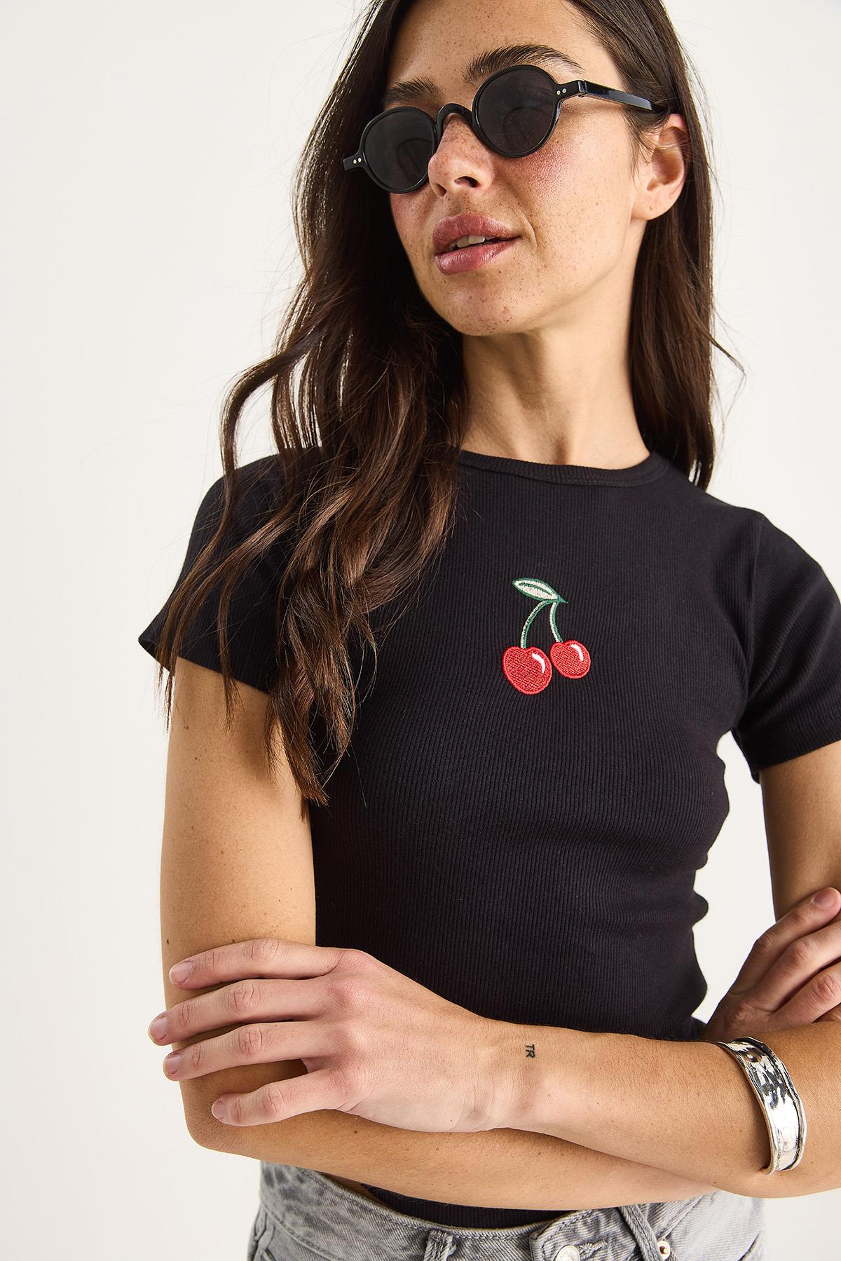 Kadın Kiraz Nakışlı Fitilli Basic Crop T-Shirt 4053 60283400 - Siyah