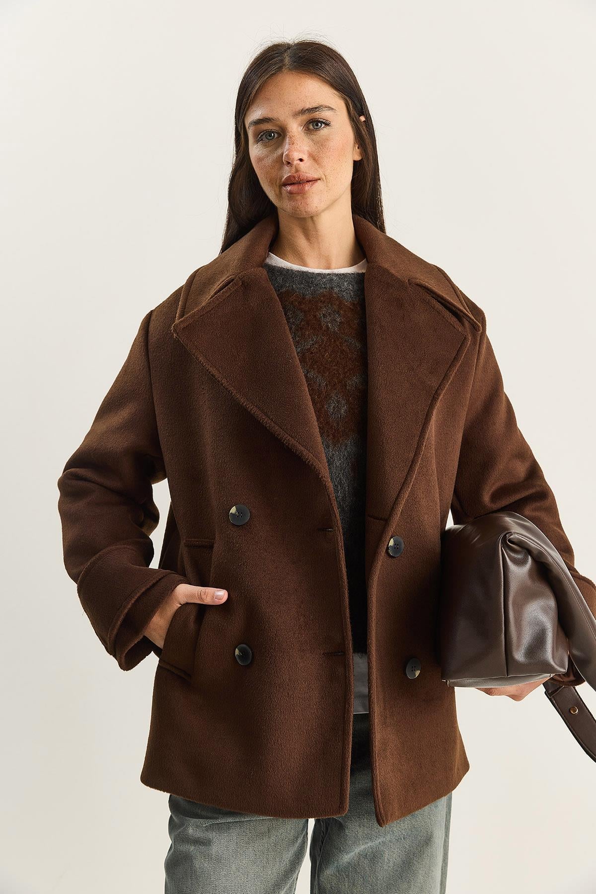 Kadın Kruvaze Yaka Astarlı Kısa Oversize Kaşe Kaban 3508 60283850 - Acı Kahve DIŞ GİYİM modelleri