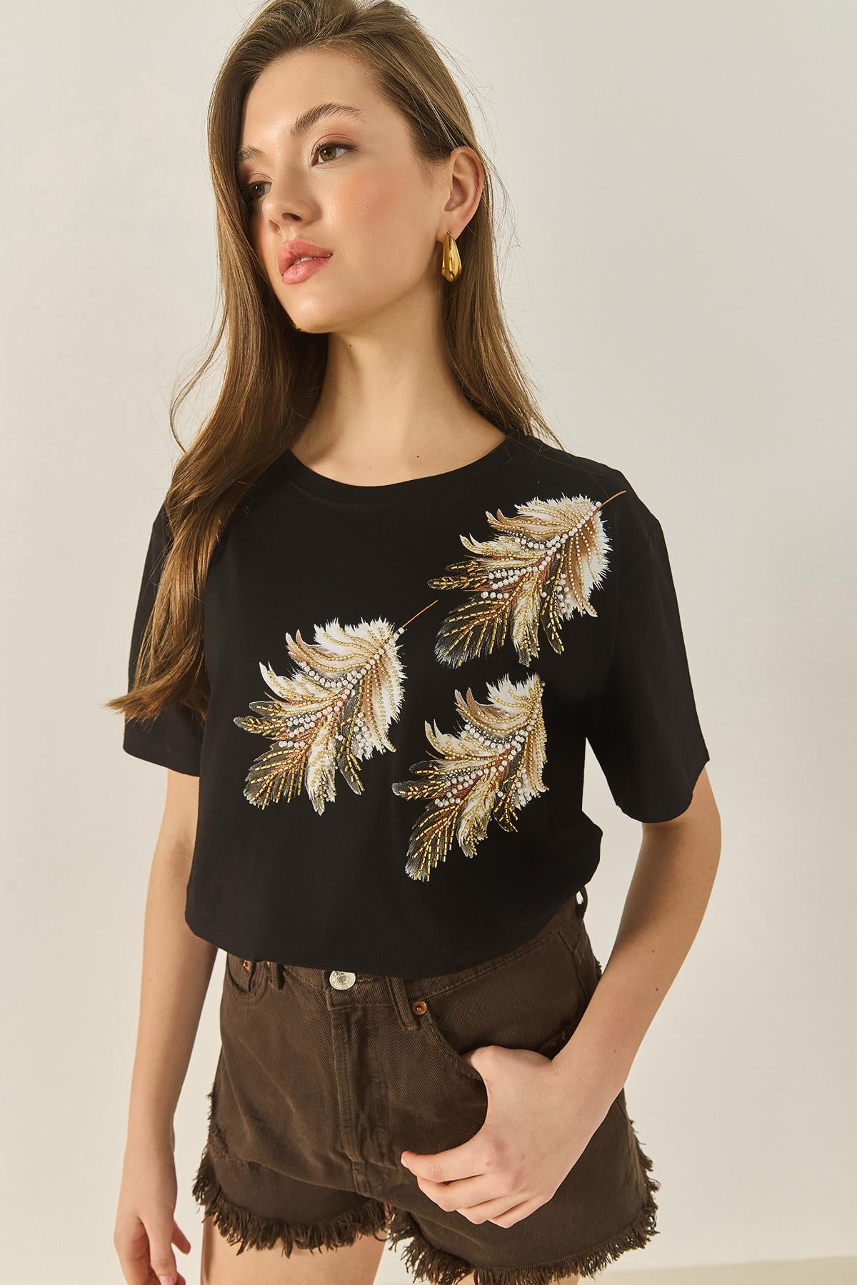 Kadın Omuzdan Yaprak Desenli Boncuk İşleme Detaylı Rahat Kalıp Pamuklu T-Shirt 1850 60283283 - Siyah
