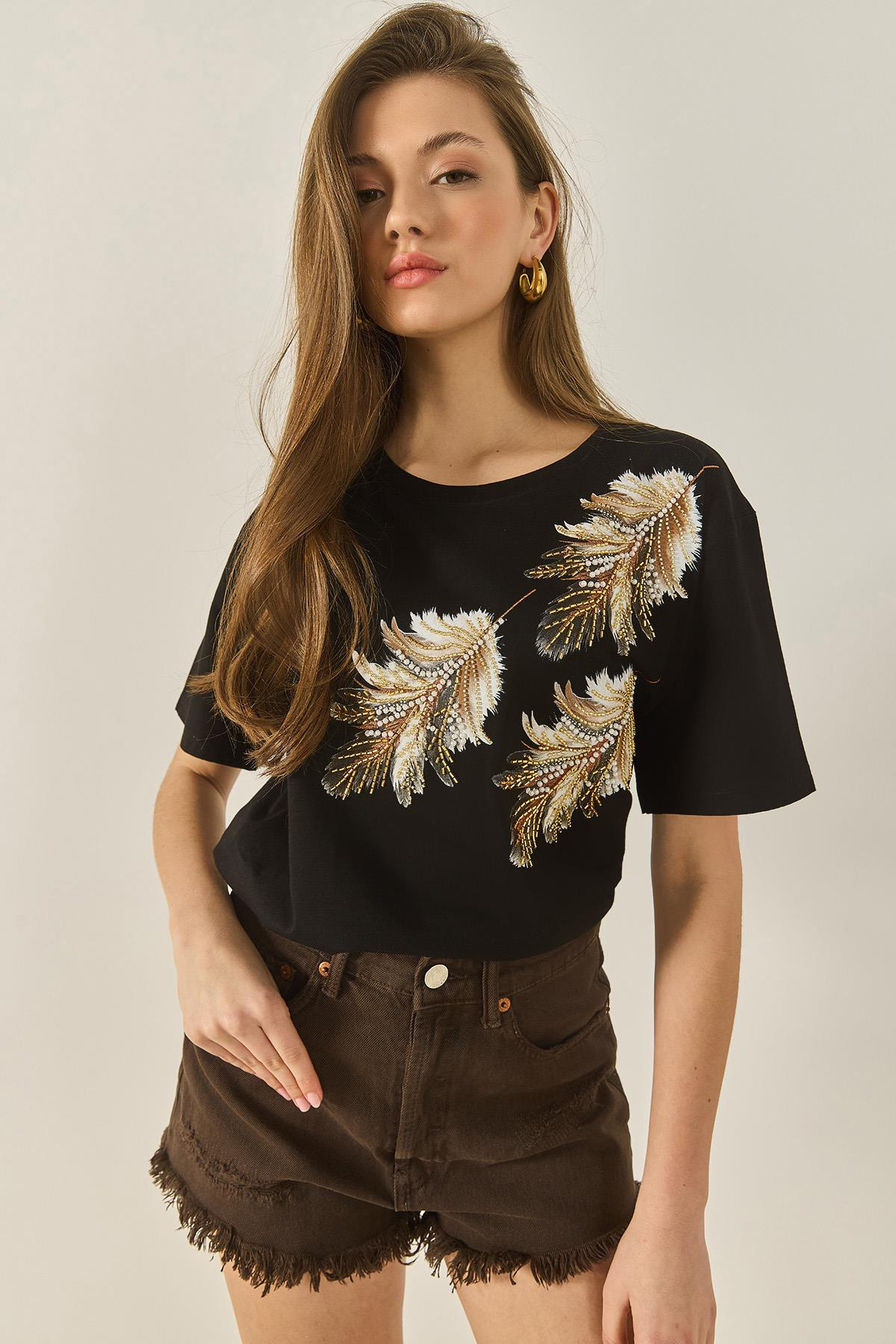 Kadın Omuzdan Yaprak Desenli Boncuk İşleme Detaylı Rahat Kalıp Pamuklu T-Shirt 1850 60283283 - Siyah