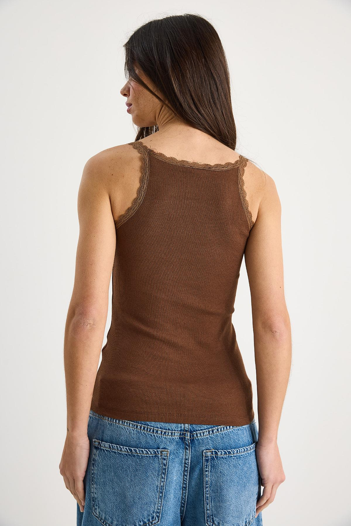 Kadın Regular Fit Normal Kalıp Pamuklu Dantel Detalı Ince Askılı Oyuk Yaka Atlet 60602043 - Kahverengi