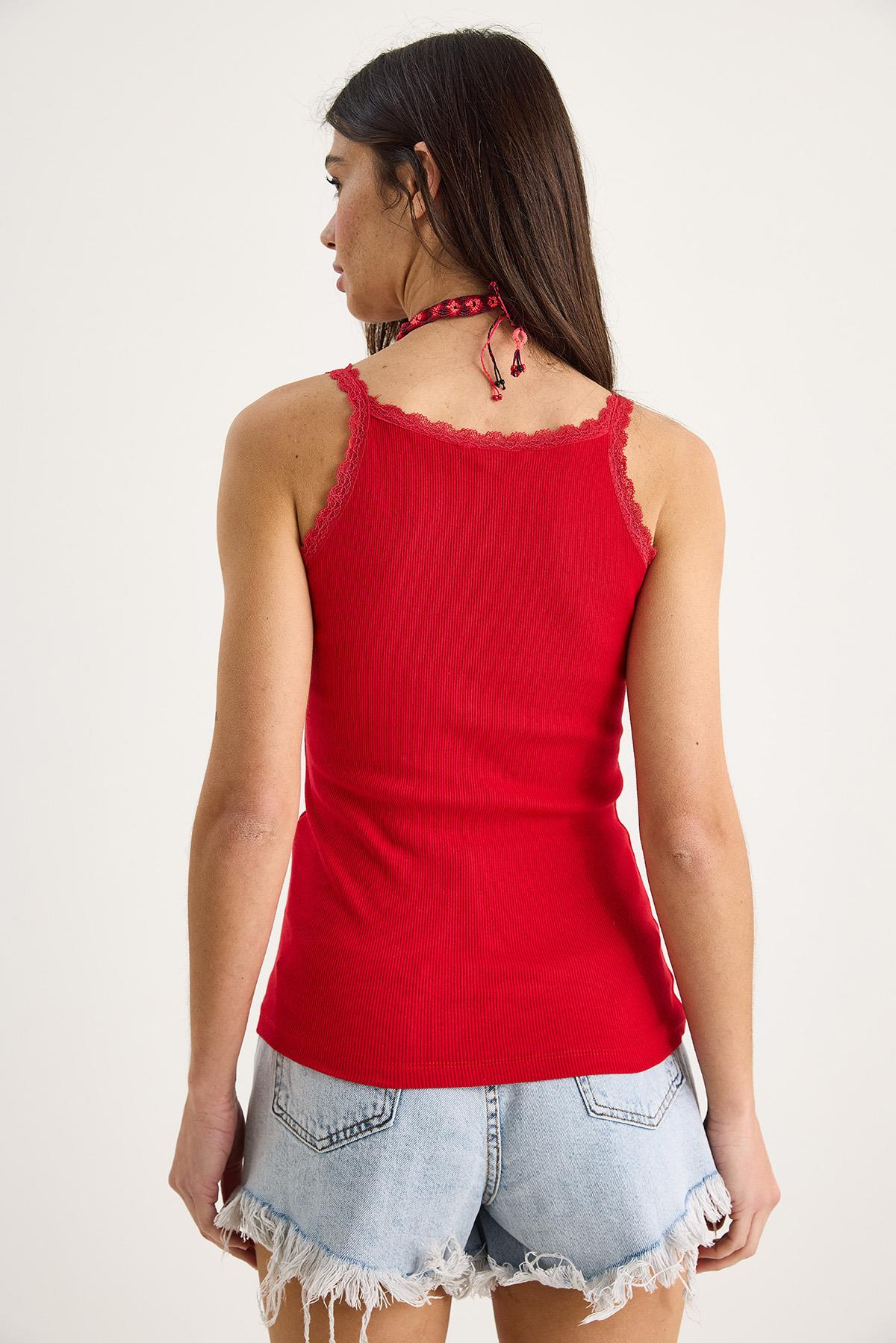 Kadın Regular Fit Normal Kalıp Pamuklu Dantel Detalı Ince Askılı Oyuk Yaka Atlet 60602043 - Kırmızı