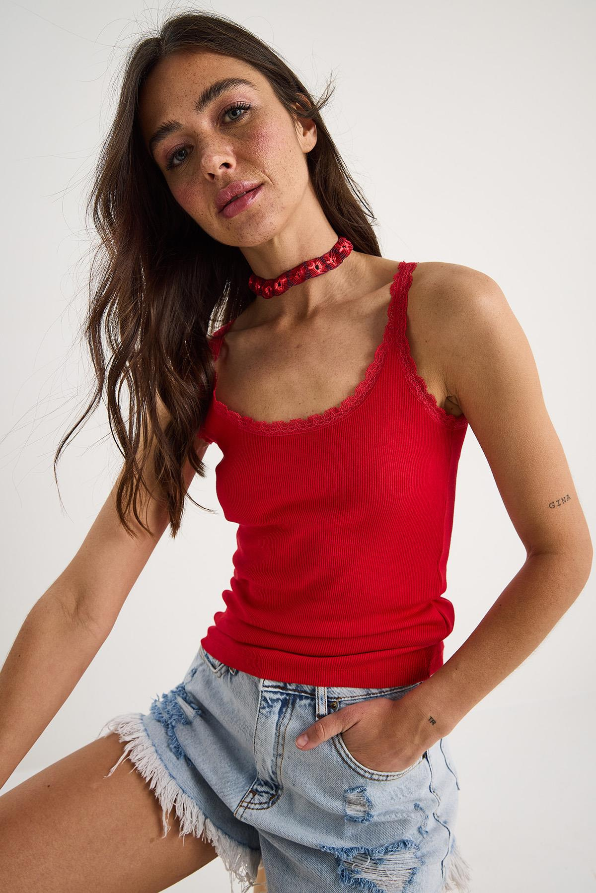 Kadın Regular Fit Normal Kalıp Pamuklu Dantel Detalı Ince Askılı Oyuk Yaka Atlet 60602043 - Kırmızı