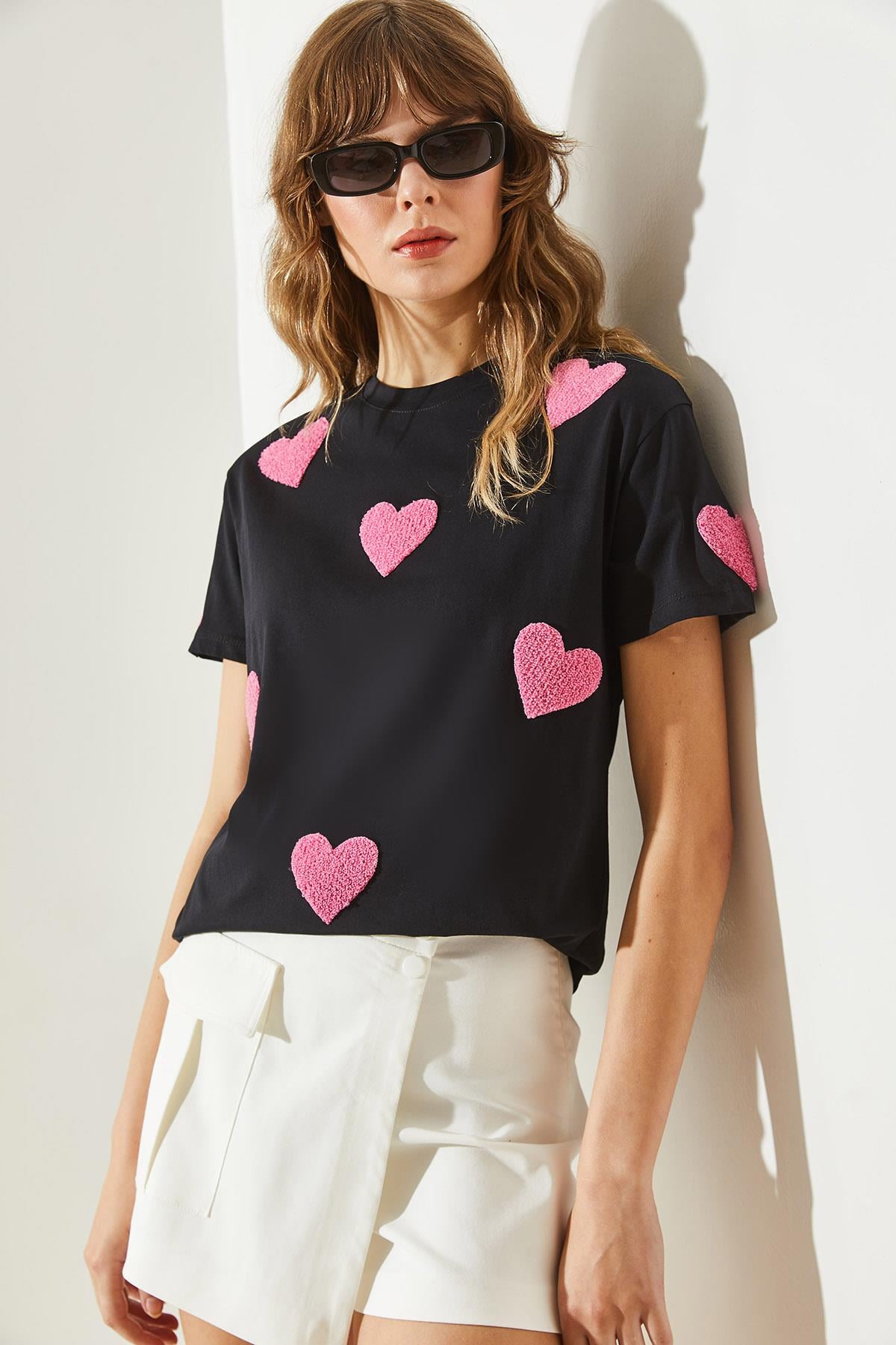 Kadın Süzene Kalp Nakışlı Basic T-Shirt 60251208 - Siyah T-SHİRT modelleri