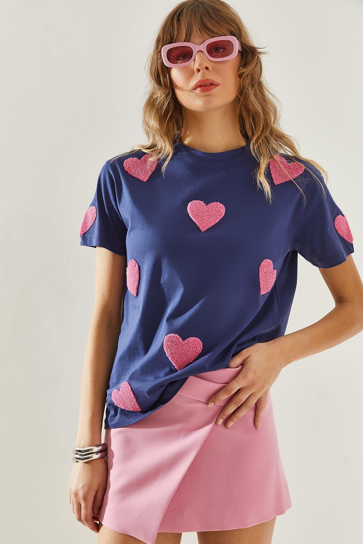 Kadın Süzene Kalp Nakışlı Basic T-Shirt 60251208 - Lacivert T-SHİRT modelleri