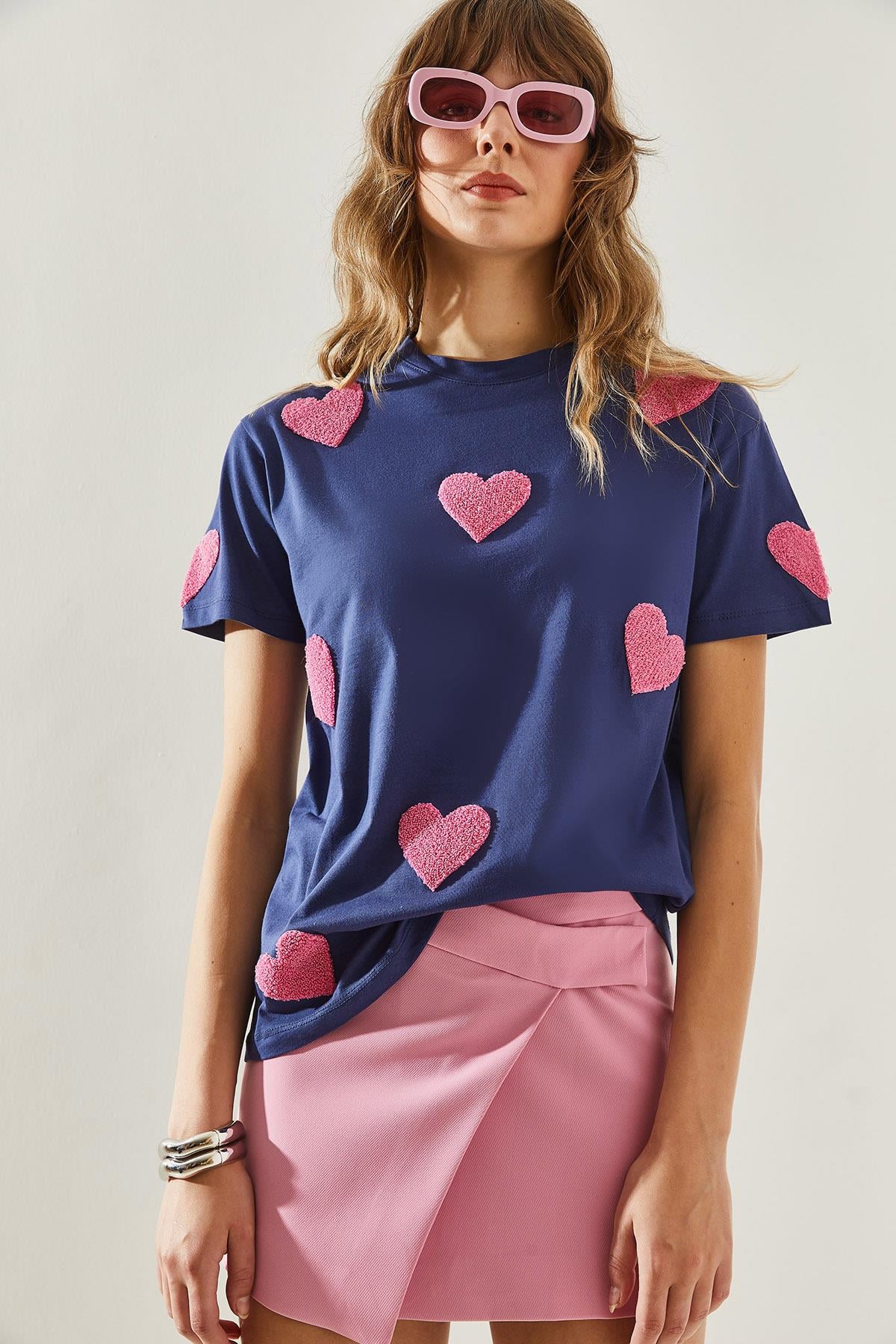 Kadın Süzene Kalp Nakışlı Basic T-Shirt 60251208 - Lacivert T-SHİRT modelleri