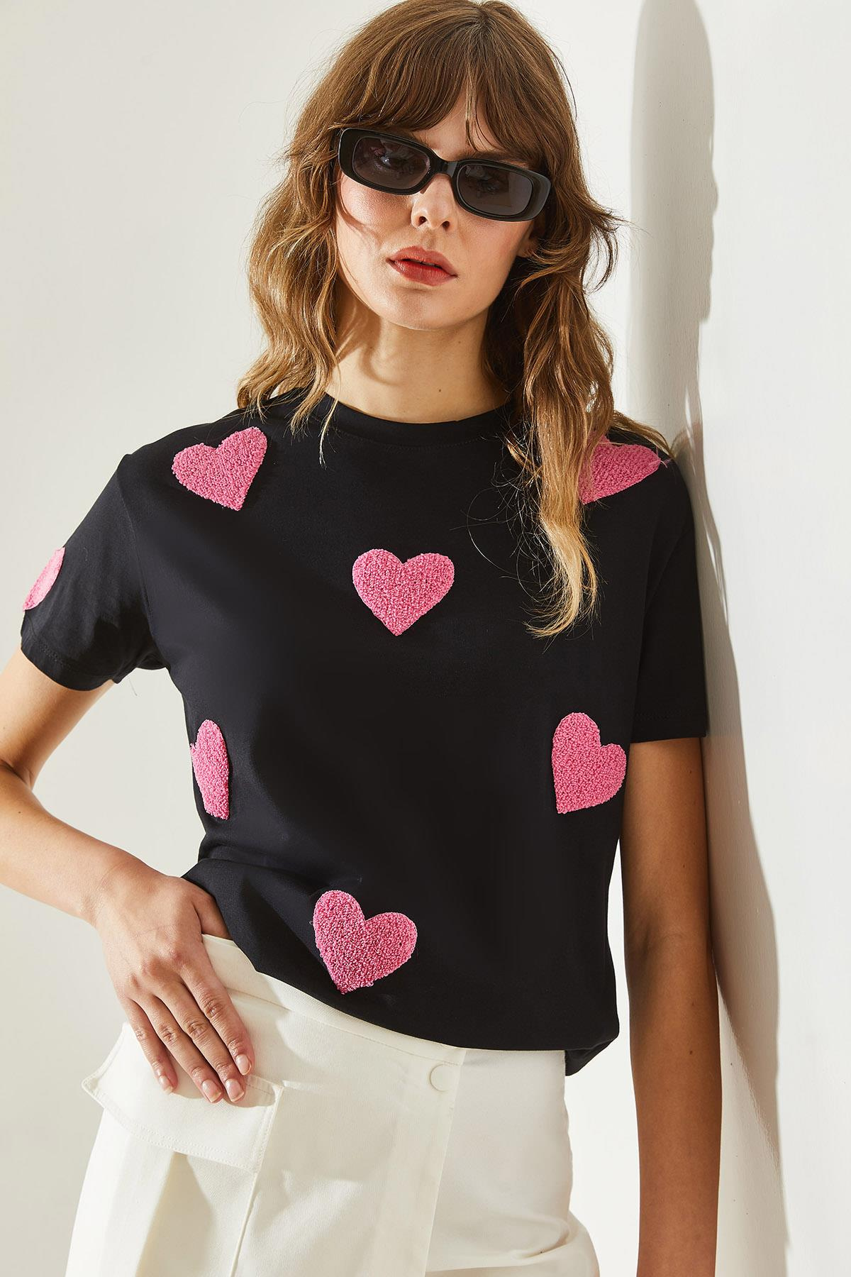 Kadın Süzene Kalp Nakışlı Basic T-Shirt 60251208 - Siyah T-SHİRT modelleri