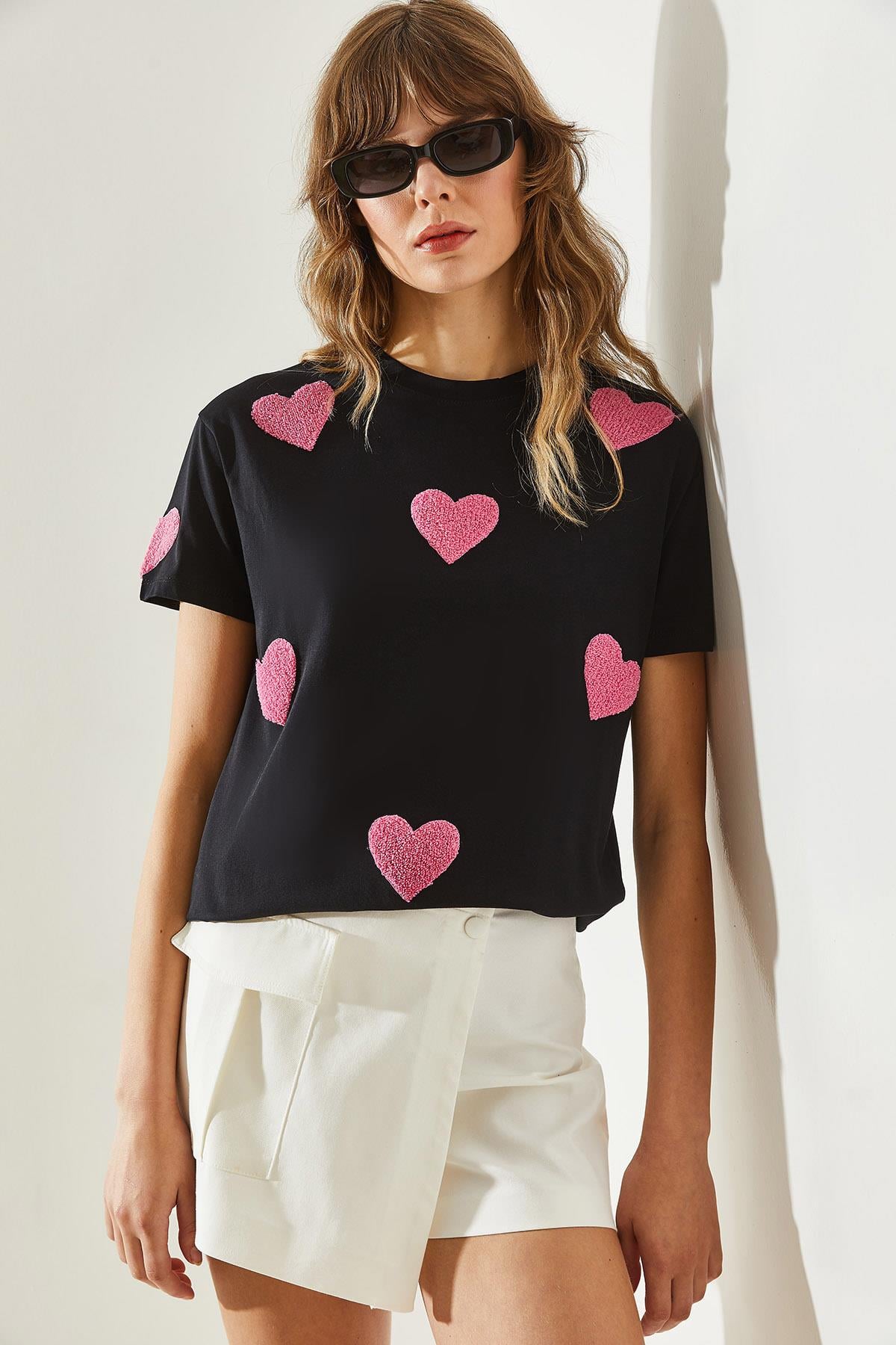 Kadın Süzene Kalp Nakışlı Basic T-Shirt 60251208 - Siyah T-SHİRT modelleri