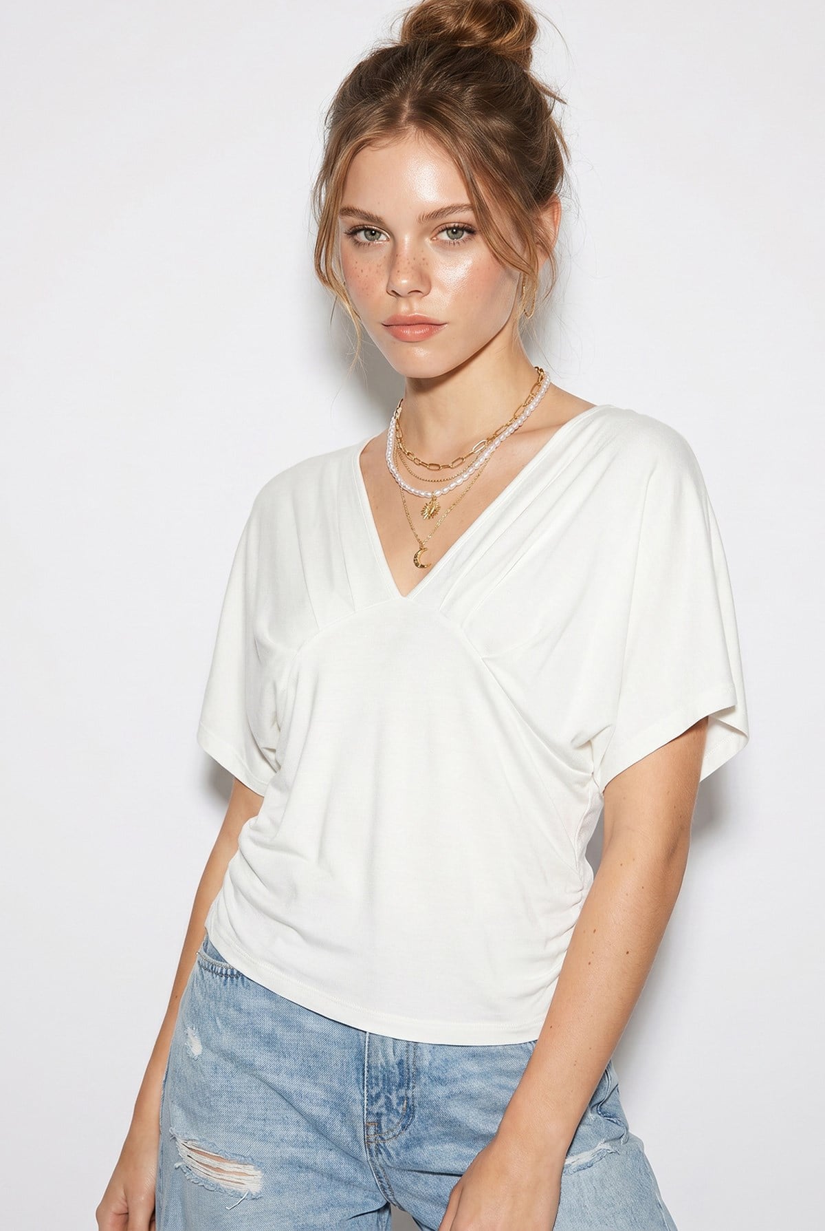 Kadın Vücuda Oturan Büzgülü Drape Detaylı V Yaka Yarasa Kol Bluz ÖB261047 60286353 - Beyaz BLUZ modelleri