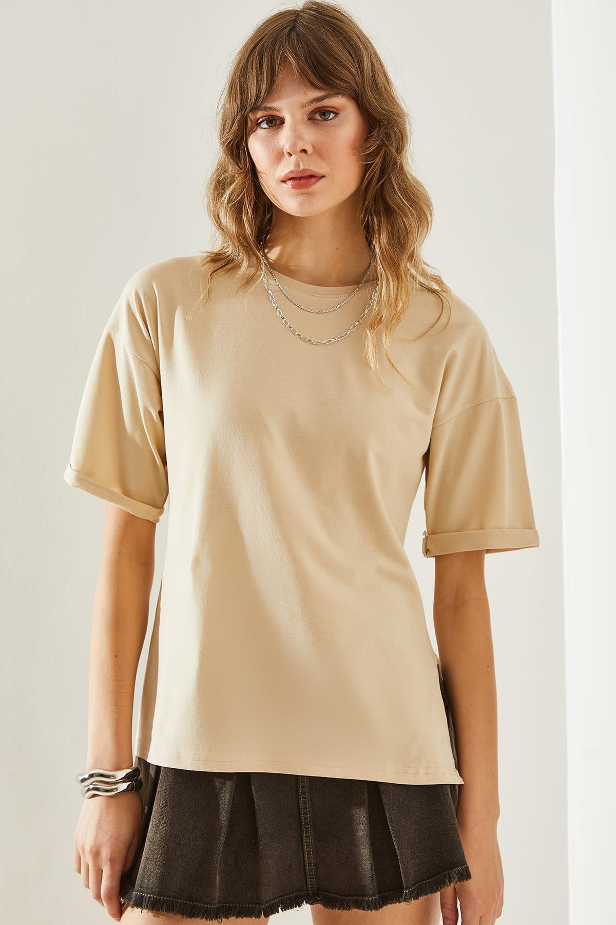 Kadın Yandan Yırtmaçlı Kol Katlama Detaylı Bisiklet Yaka Kısa Kollu Basic T-Shirt 60251203 - Bej T-SHİRT modelleri