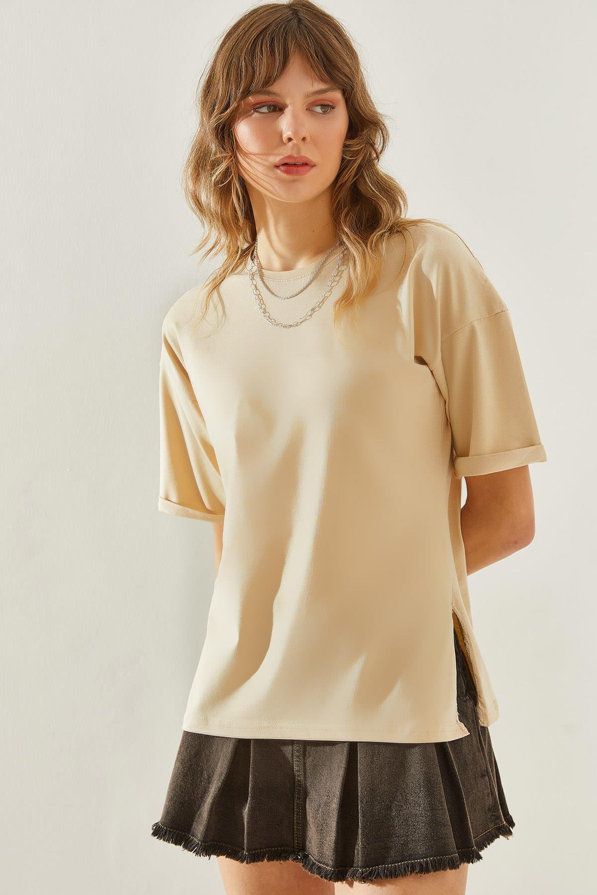 Kadın Yandan Yırtmaçlı Kol Katlama Detaylı Bisiklet Yaka Kısa Kollu Basic T-Shirt 60251203 - Bej T-SHİRT modelleri