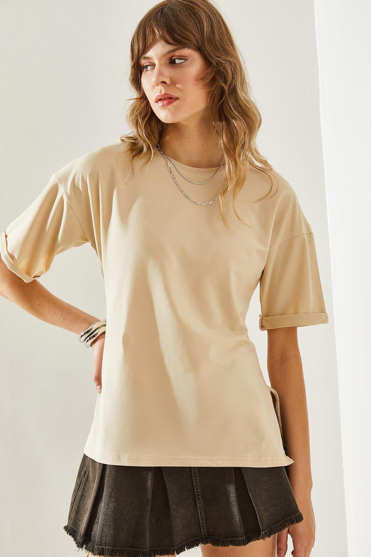 Kadın Yandan Yırtmaçlı Kol Katlama Detaylı Bisiklet Yaka Kısa Kollu Basic T-Shirt 60251203 - Bej T-SHİRT modelleri