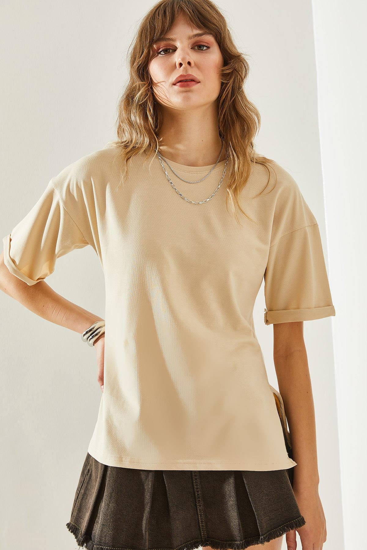 Kadın Yandan Yırtmaçlı Kol Katlama Detaylı Bisiklet Yaka Kısa Kollu Basic T-Shirt 60251203 - Bej T-SHİRT modelleri