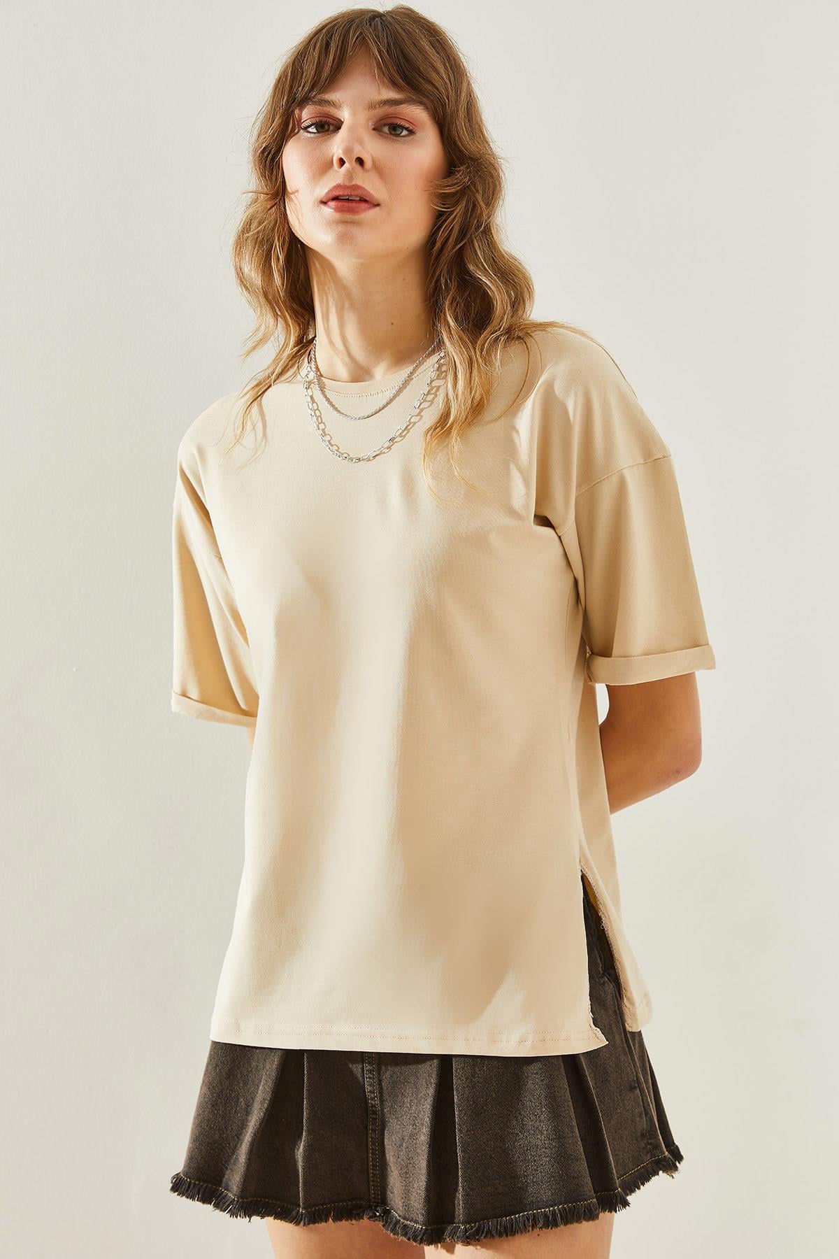 Kadın Yandan Yırtmaçlı Kol Katlama Detaylı Bisiklet Yaka Kısa Kollu Basic T-Shirt 60251203 - Bej T-SHİRT modelleri