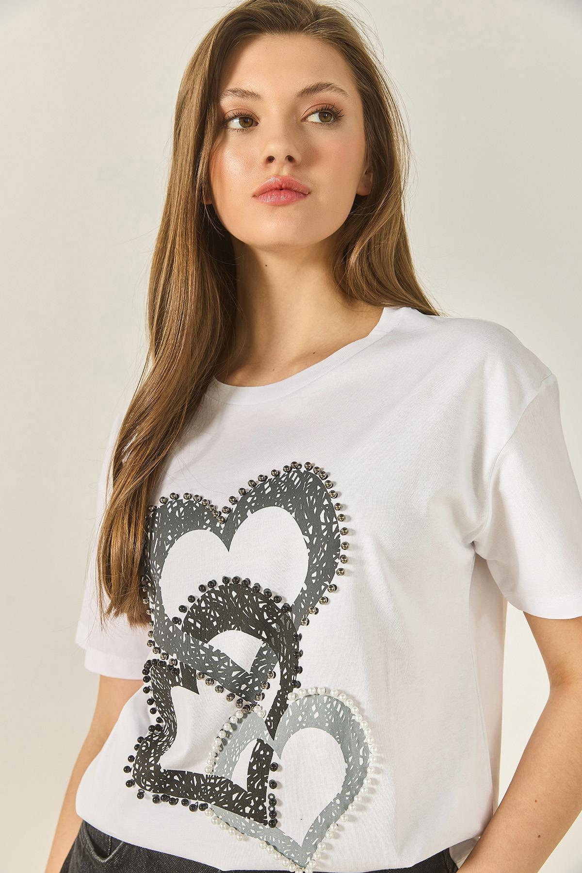 Kalp Baskılı Boncuk İşlemeli Normal Kalıp Pamuklu T-Shirt 8106 60283301 - Beyaz