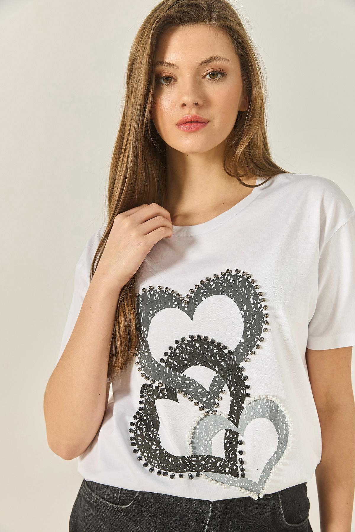Kalp Baskılı Boncuk İşlemeli Normal Kalıp Pamuklu T-Shirt 8106 60283301 - Beyaz
