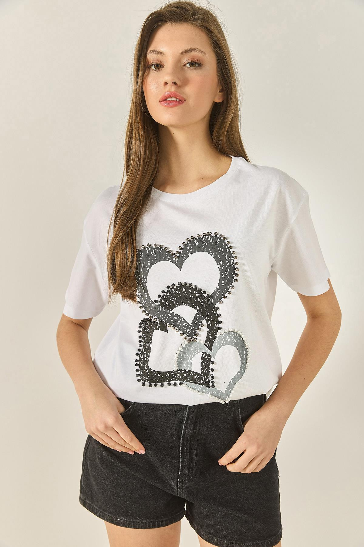 Kalp Baskılı Boncuk İşlemeli Normal Kalıp Pamuklu T-Shirt 8106 60283301 - Beyaz