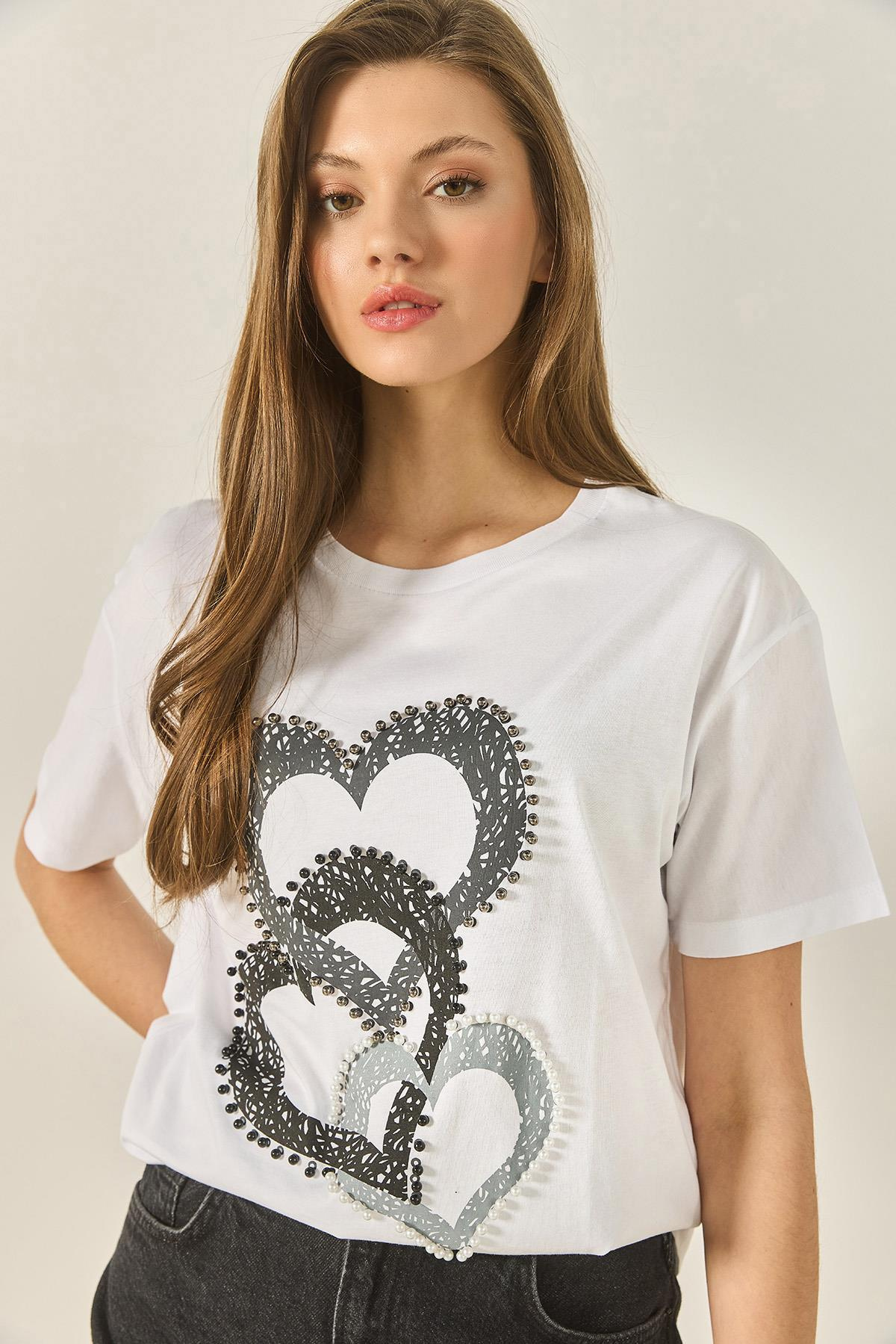 Kalp Baskılı Boncuk İşlemeli Normal Kalıp Pamuklu T-Shirt 8106 60283301 - Beyaz
