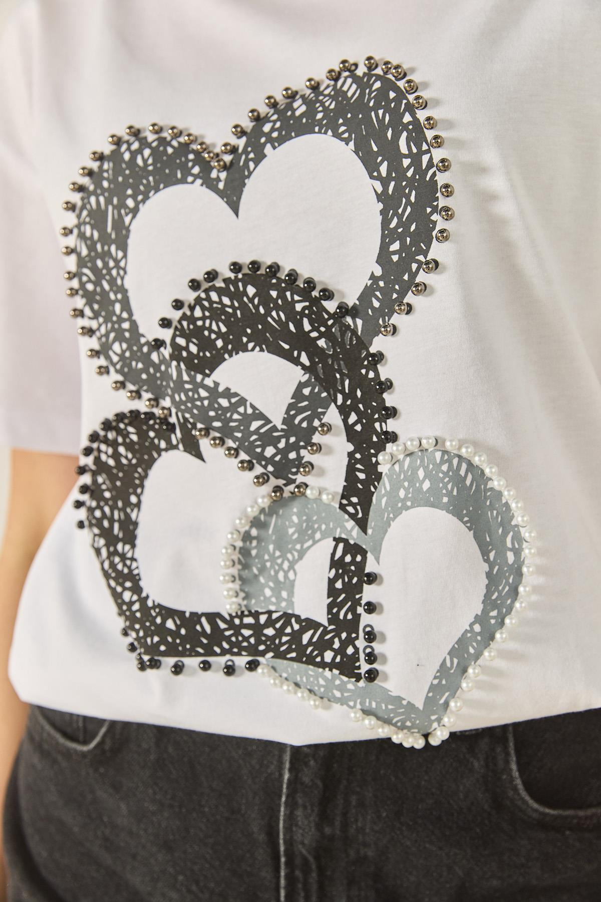 Kalp Baskılı Boncuk İşlemeli Normal Kalıp Pamuklu T-Shirt 8106 60283301 - Beyaz