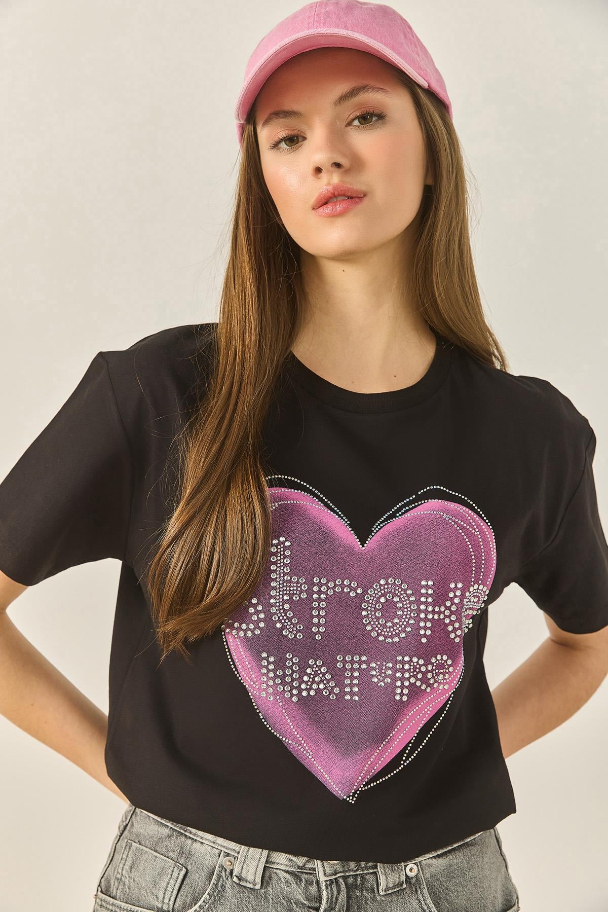 Kalp Baskılı Taş Detaylı Normal Kalıp Pamuklu T-Shirt 8133 60283303 - Siyah