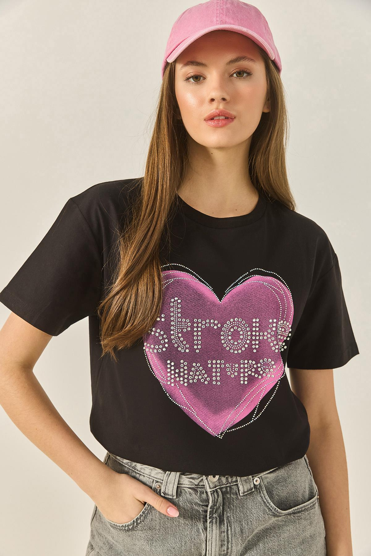 Kalp Baskılı Taş Detaylı Normal Kalıp Pamuklu T-Shirt 8133 60283303 - Siyah