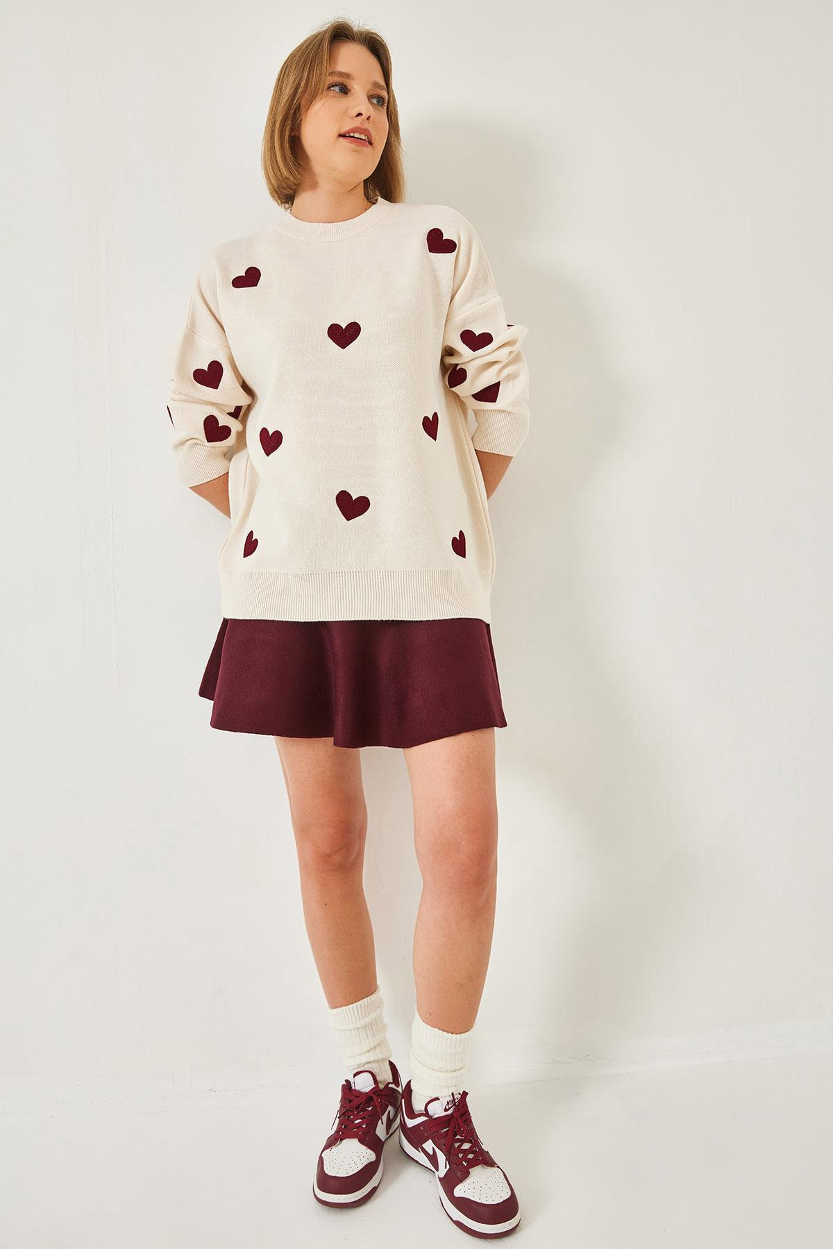 Kalp Nakışlı Oversize Triko Kazak 231173 60261328 - Krem-Bordo