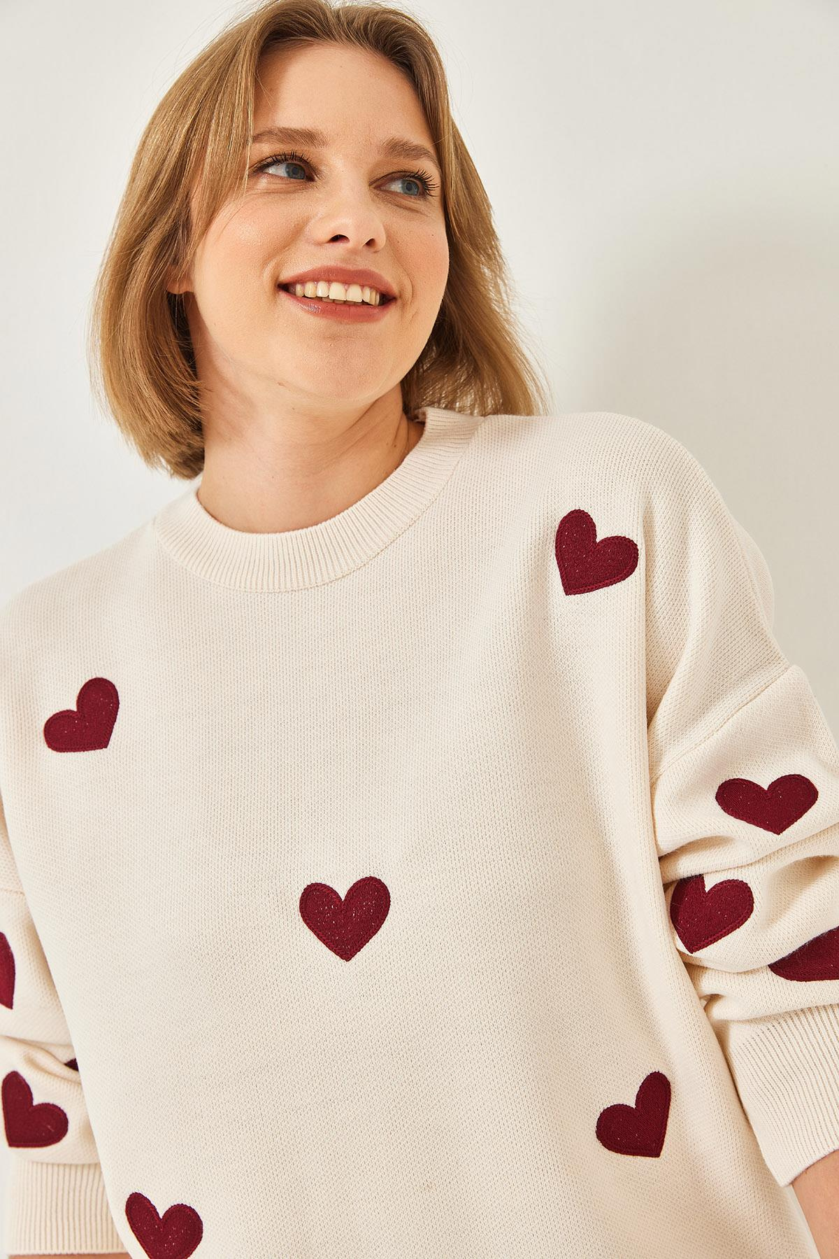 Kalp Nakışlı Oversize Triko Kazak 231173 60261328 - Krem-Bordo