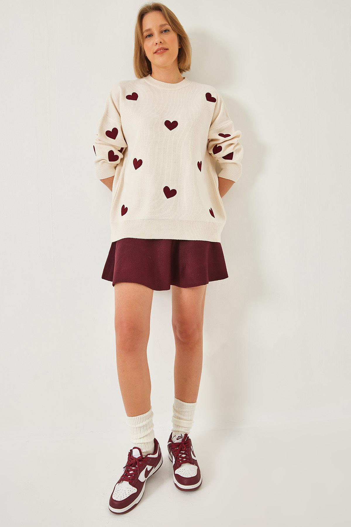 Kalp Nakışlı Oversize Triko Kazak 231173 60261328 - Krem-Bordo