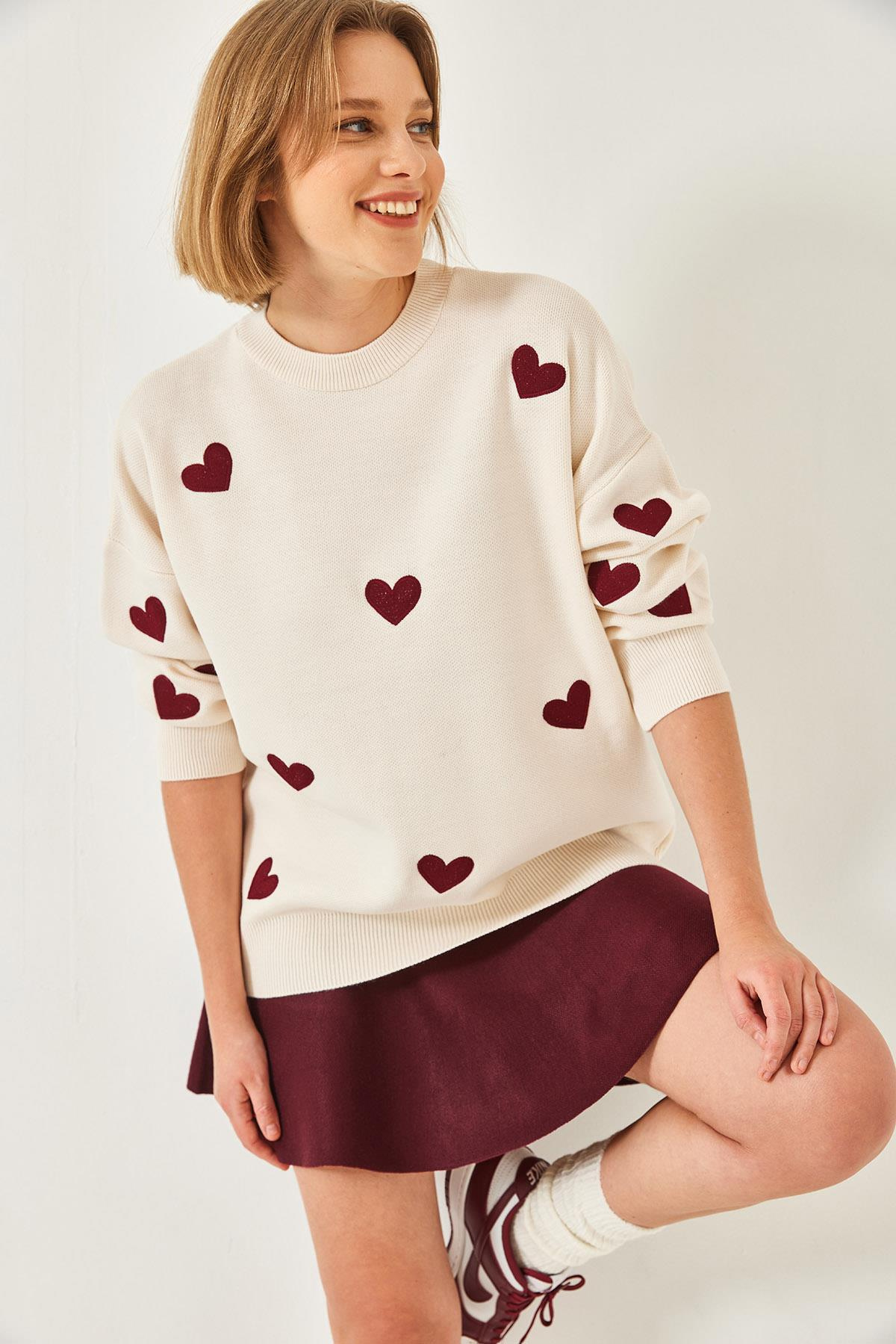 Kalp Nakışlı Oversize Triko Kazak 231173 60261328 - Krem-Bordo