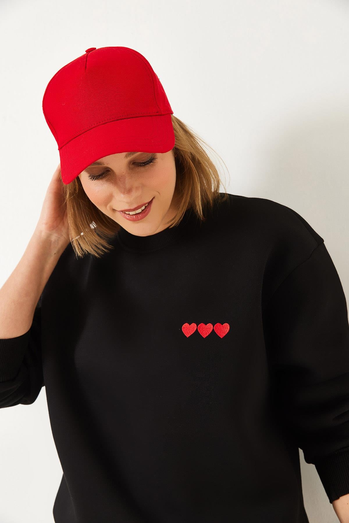 Kalp Nakışlı Şardonlu Sweatshirt 60601033 - Siyah