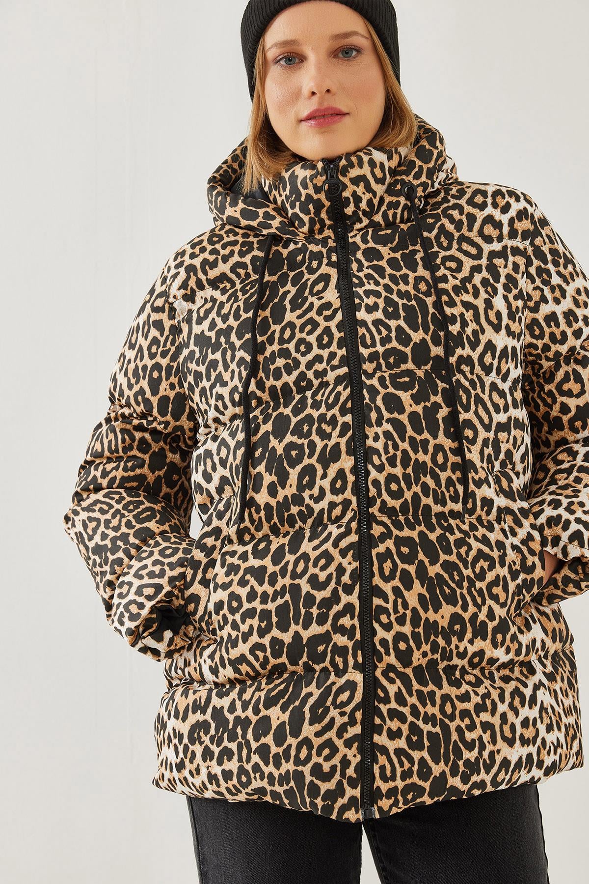 Kapişonu Bağcıklı Leopar Desenli Şişme Mont 2482 60351224 - Siyah-Camel