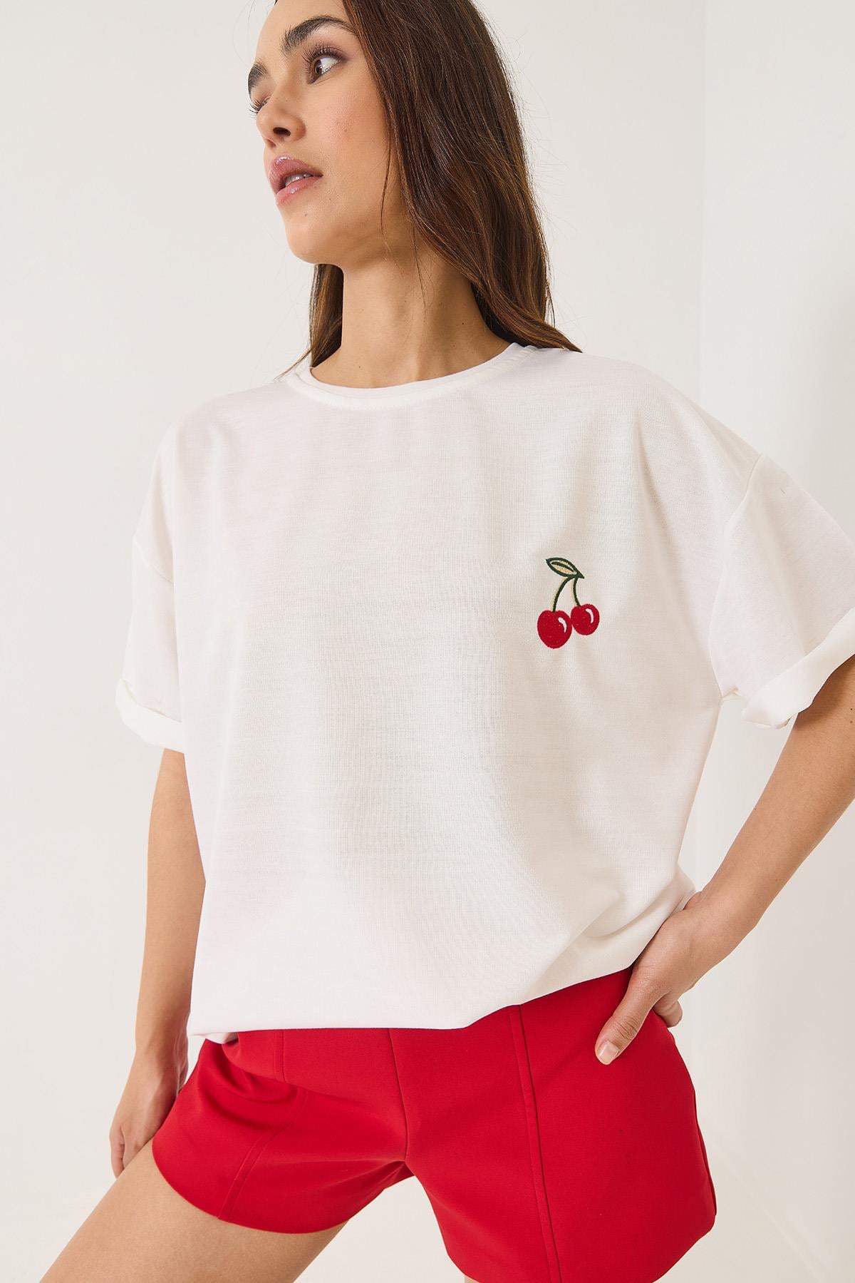 Kiraz Nakış İşlemeli Bisiklet Yaka Kısa Kollu Oversize T-Shirt 4011 60283152 - Beyaz