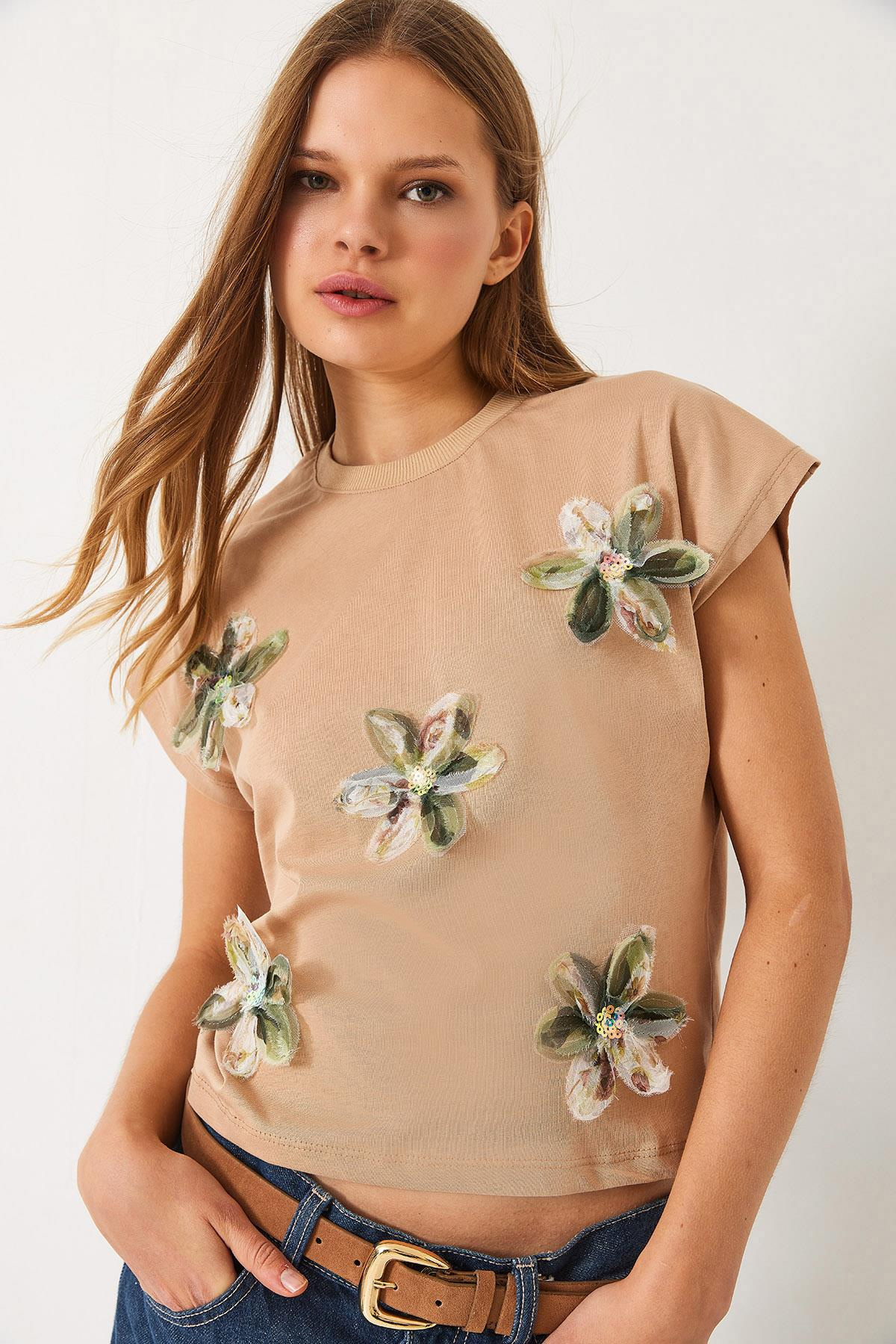 Kısa Kollu Renkli Tül Çiçek Aksesuarlı T-Shirt 60602015 - Bej